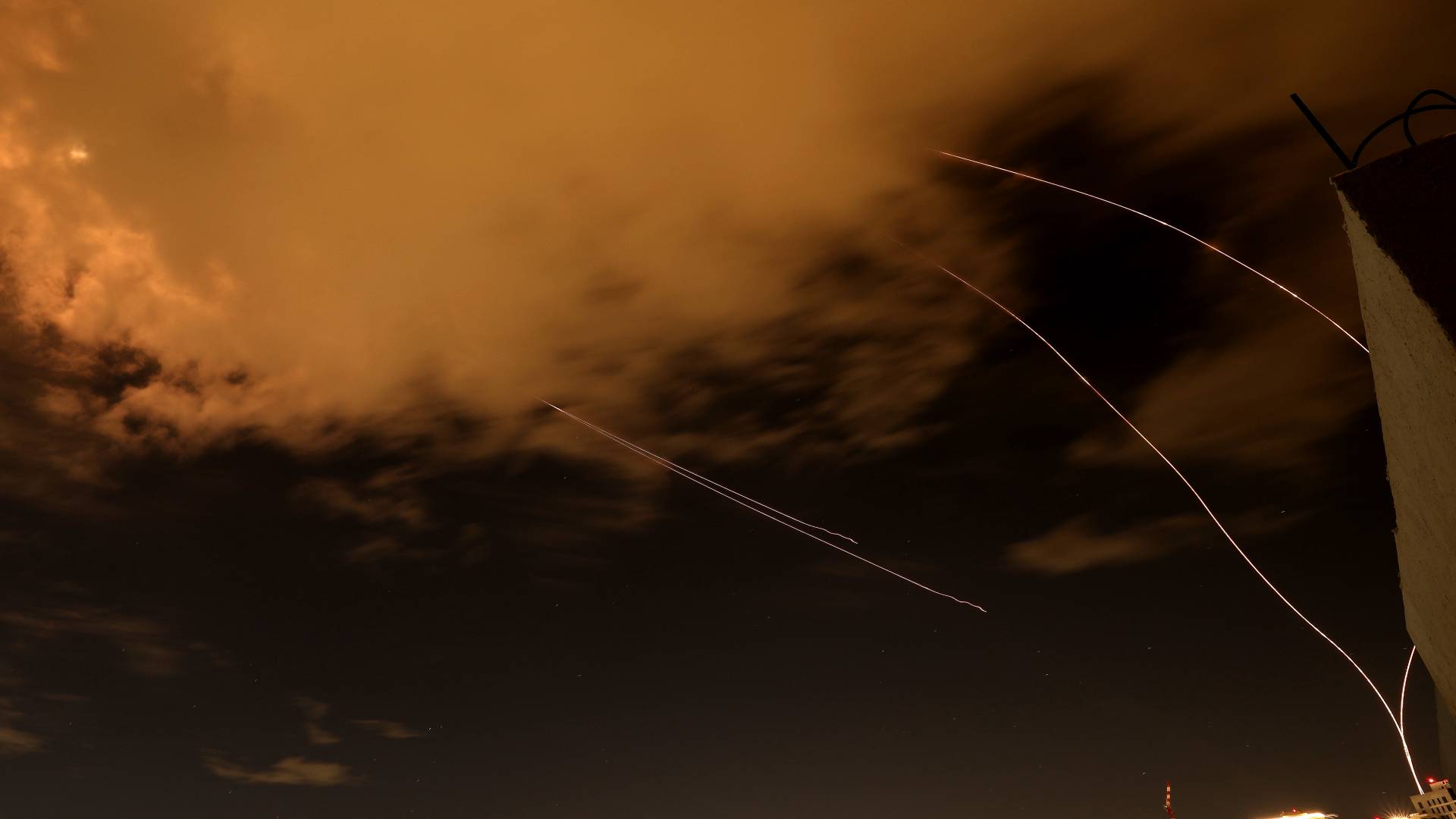 صواريخ في سماء تل أبيب