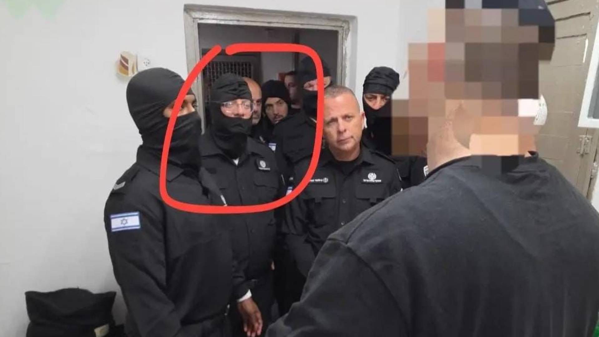 بن غفير يتنكر في أحد سجون الاحتلال