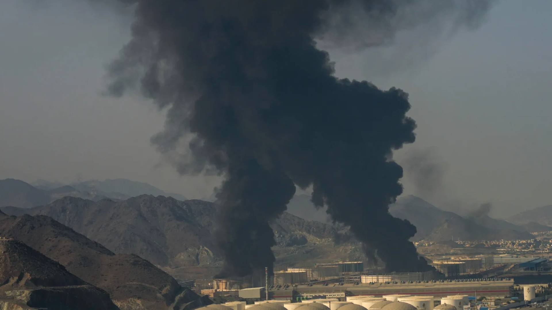 حرائق في الإمارات نتيجة اعتراضات لصواريخ