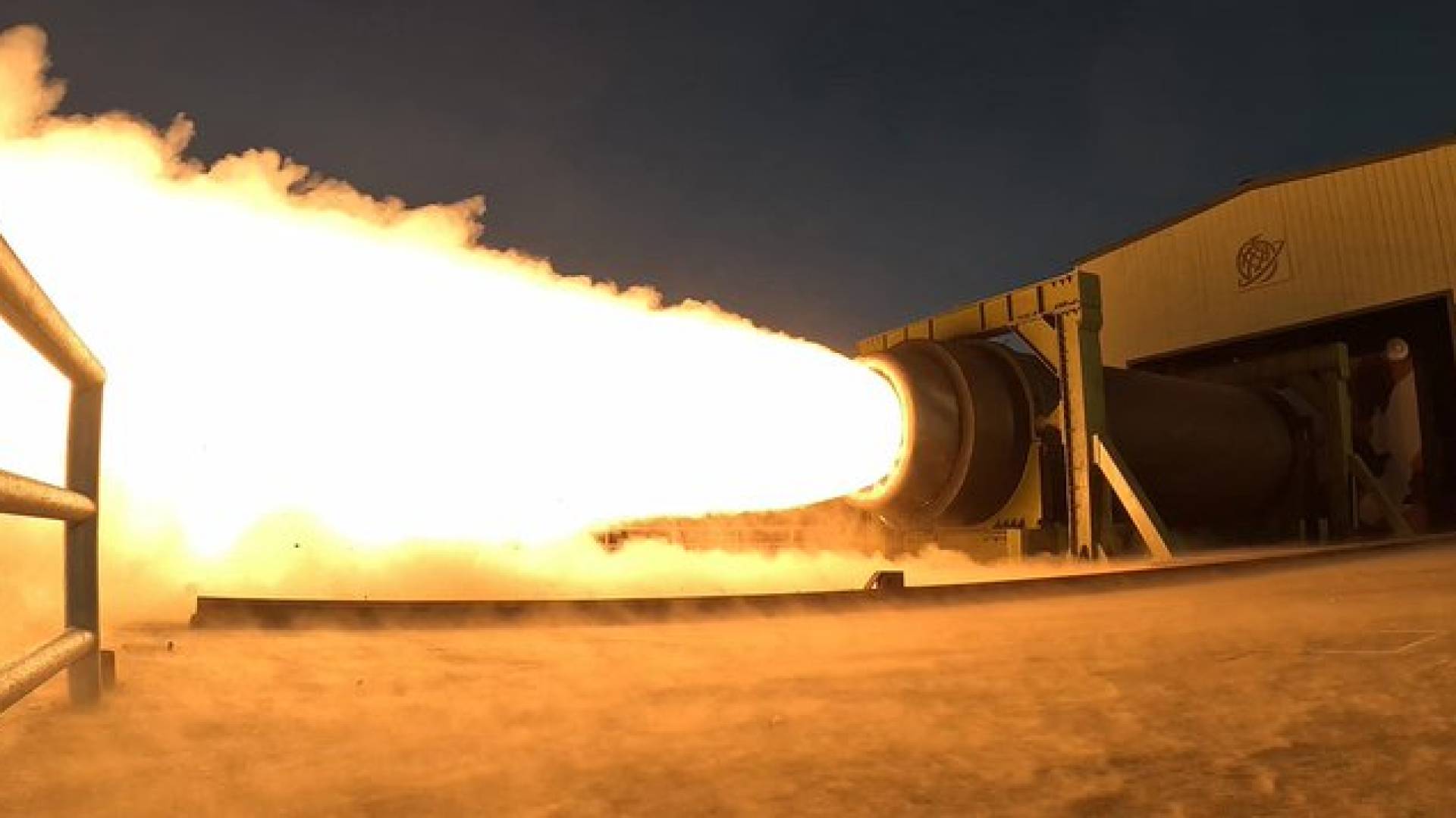 كوريا الشمالية تختبر محركا صاروخيا