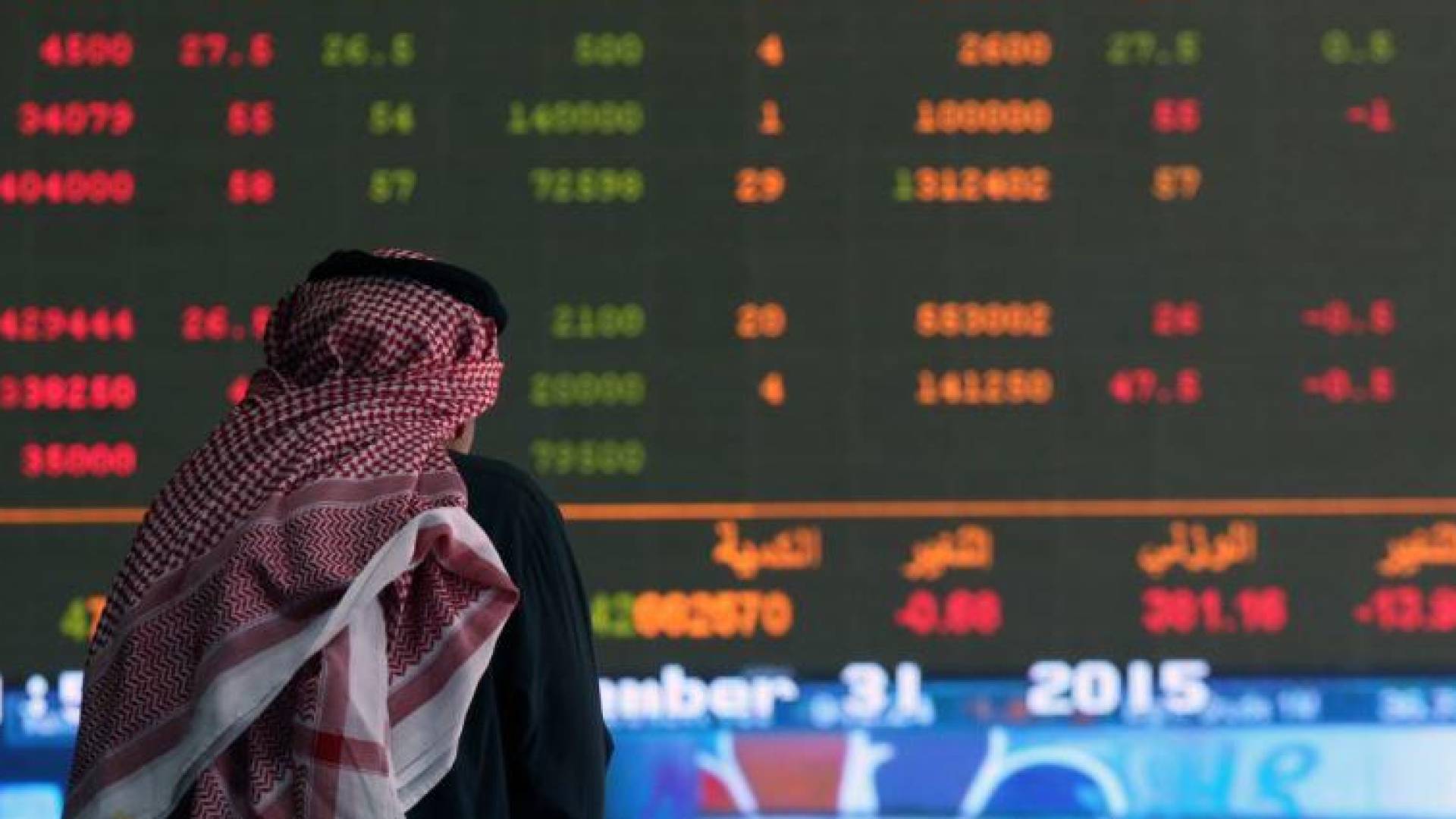 رجل ينظر إلى أرقام البورصة