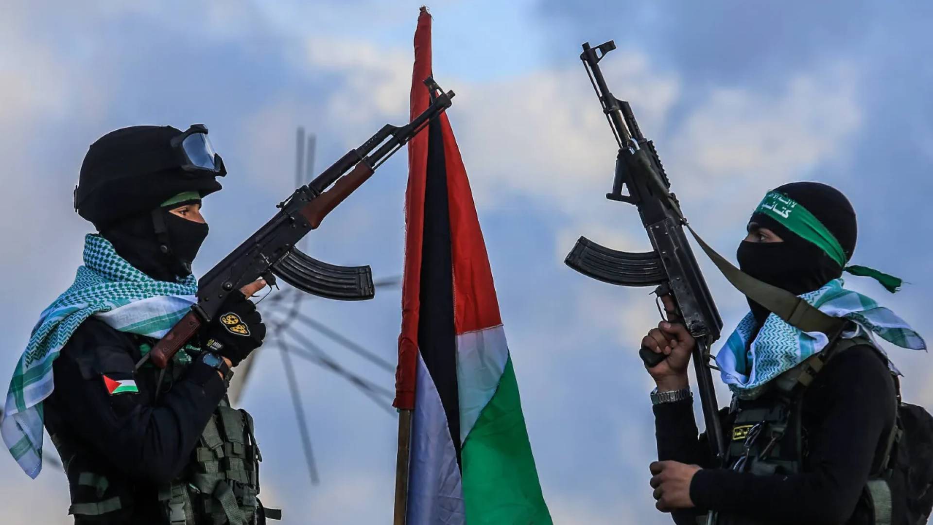 مقاتلان من كتائب القسام