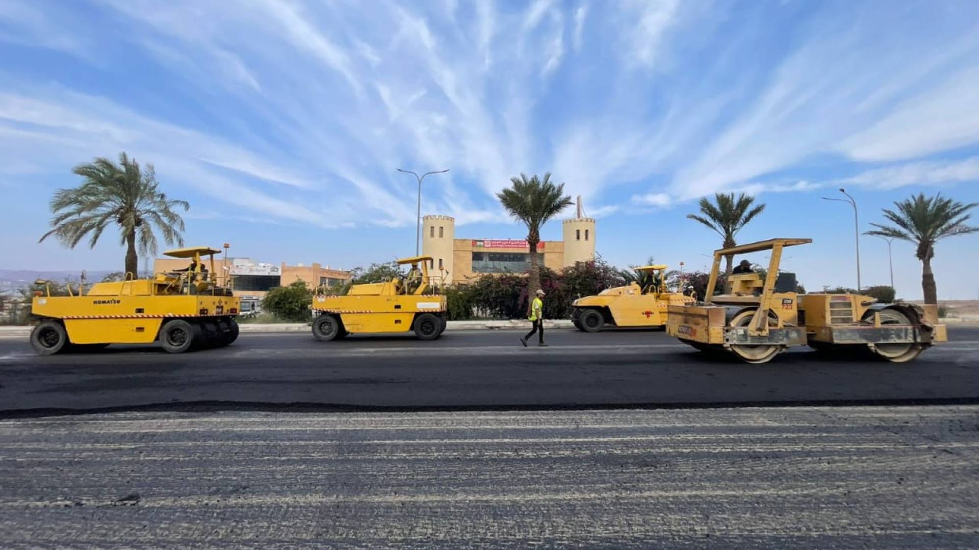 تعبيد طريق في العقبة