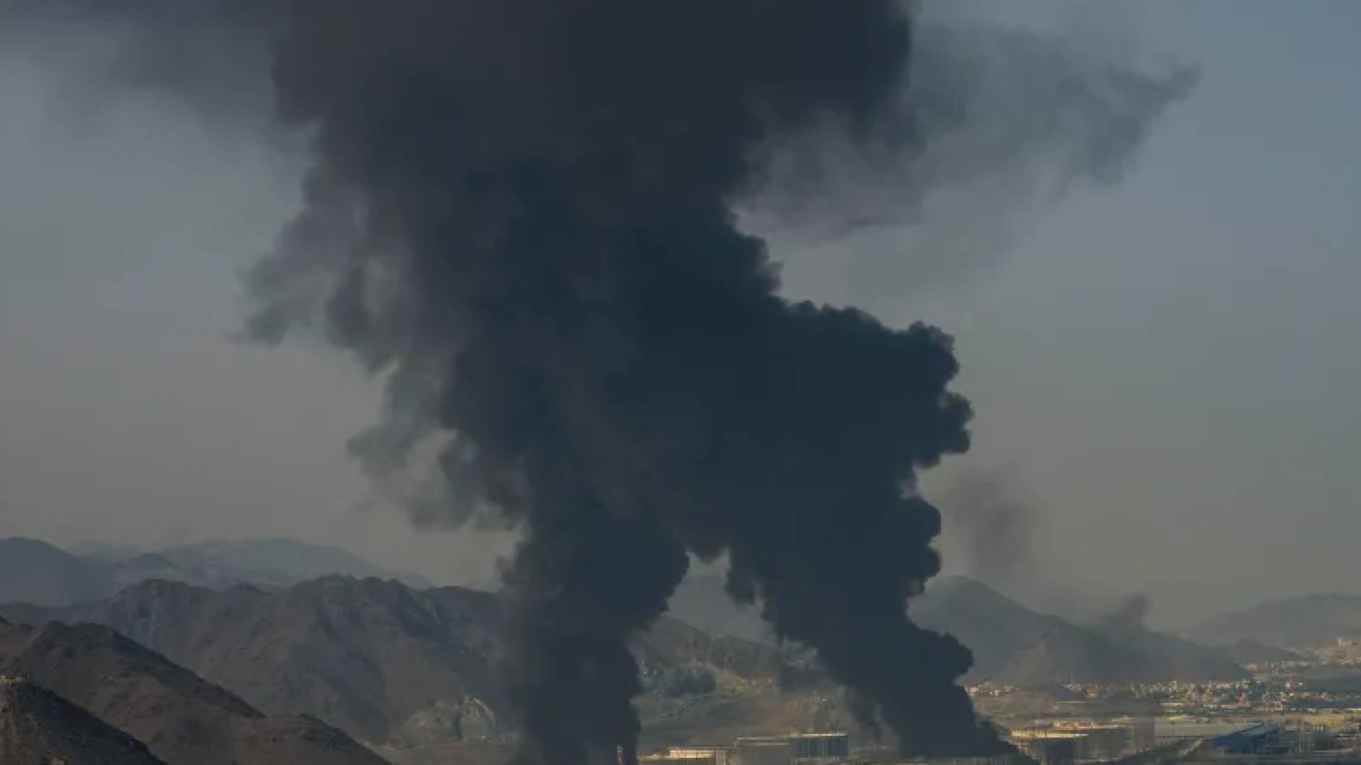 تصاعد الادخنة نتيجة اعتداءات ايرانية في الخليج