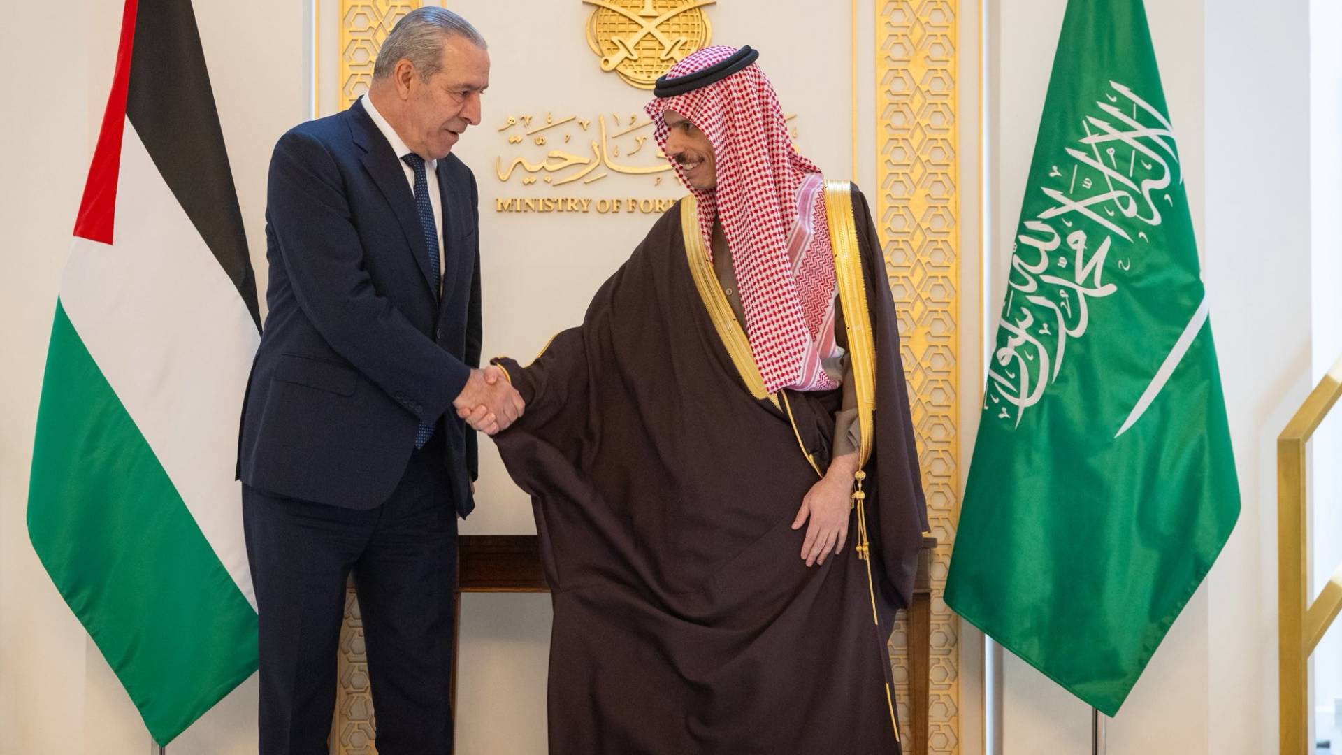 الشيخ لبن فرحان: فلسطين تؤكد رفض الاعتداءات الإيرانية والمساس بأمن الدول العربية