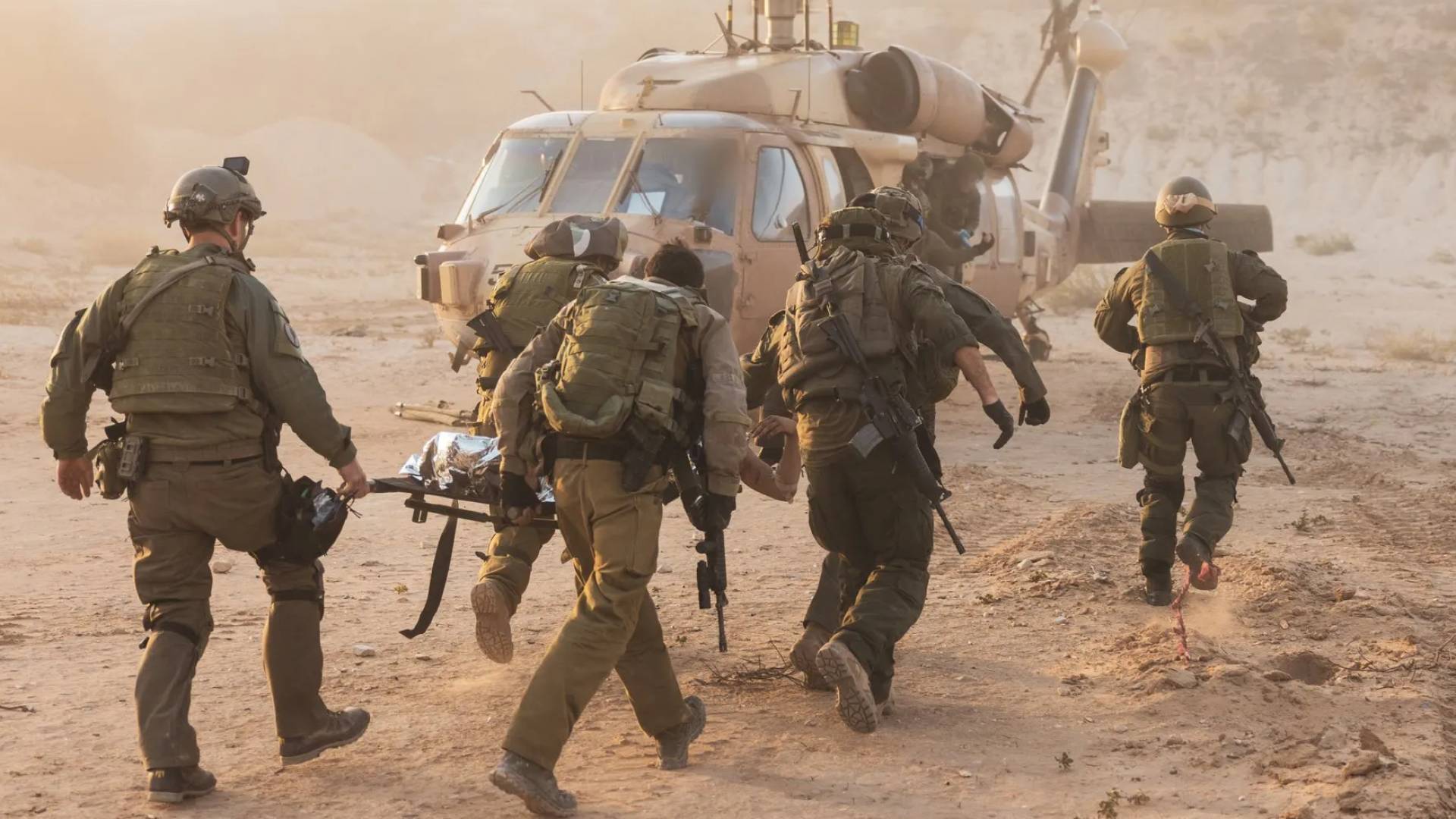 جنود الاحتلال ينقلون قتلى وجرحى عبر طائرة حربية