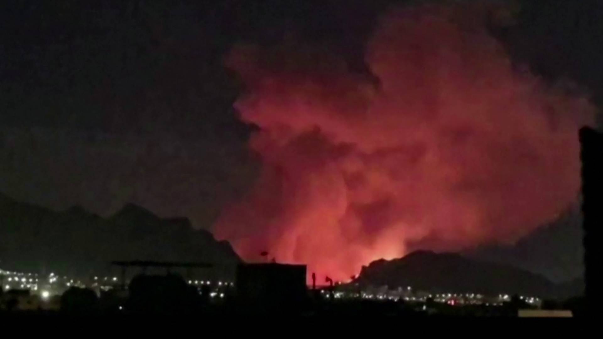 تصاعد الدخان مع وقوع انفجارات هزت مدينة أصفهان الإيرانية