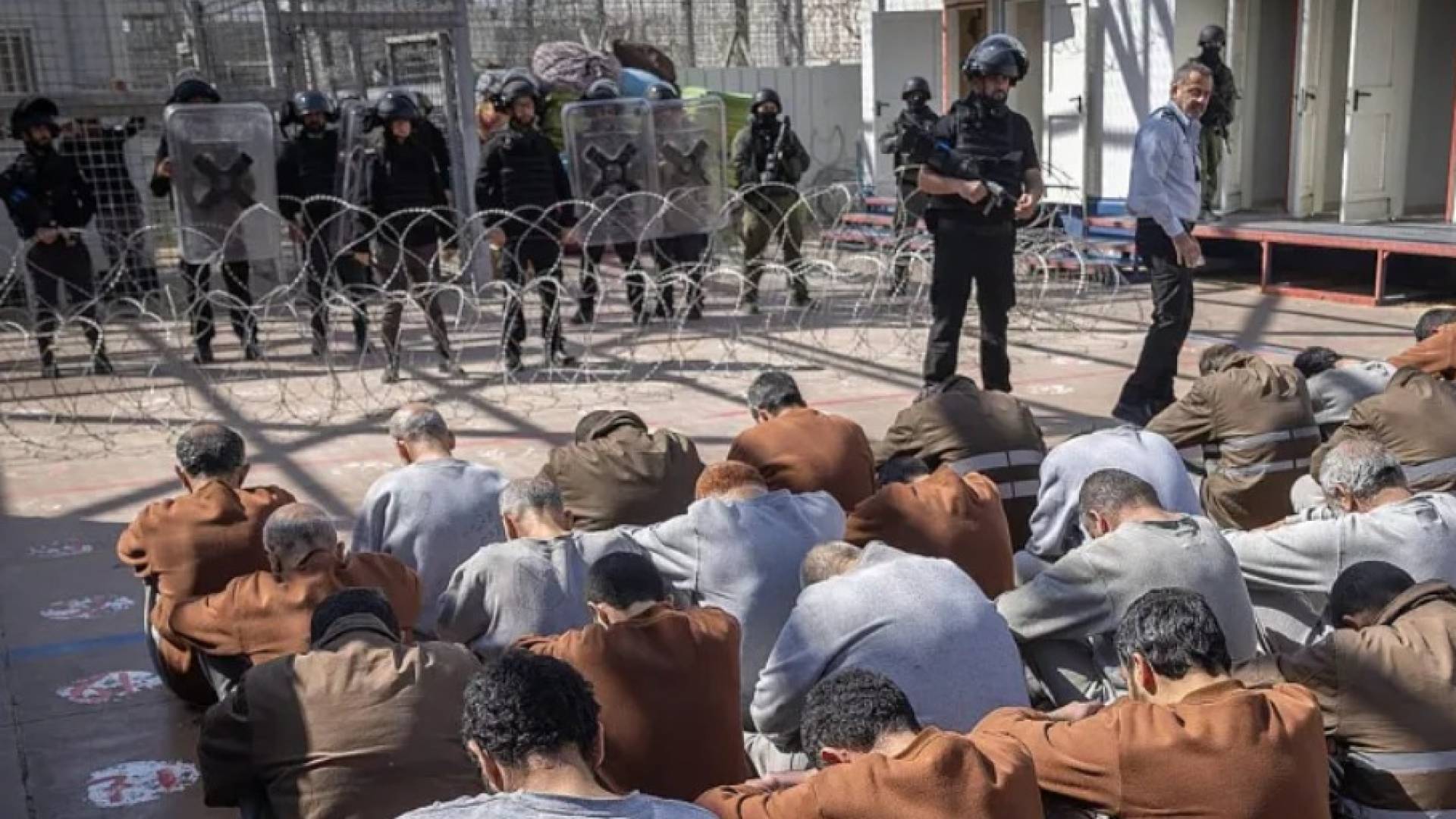 صورة أسرى فلسطينيين