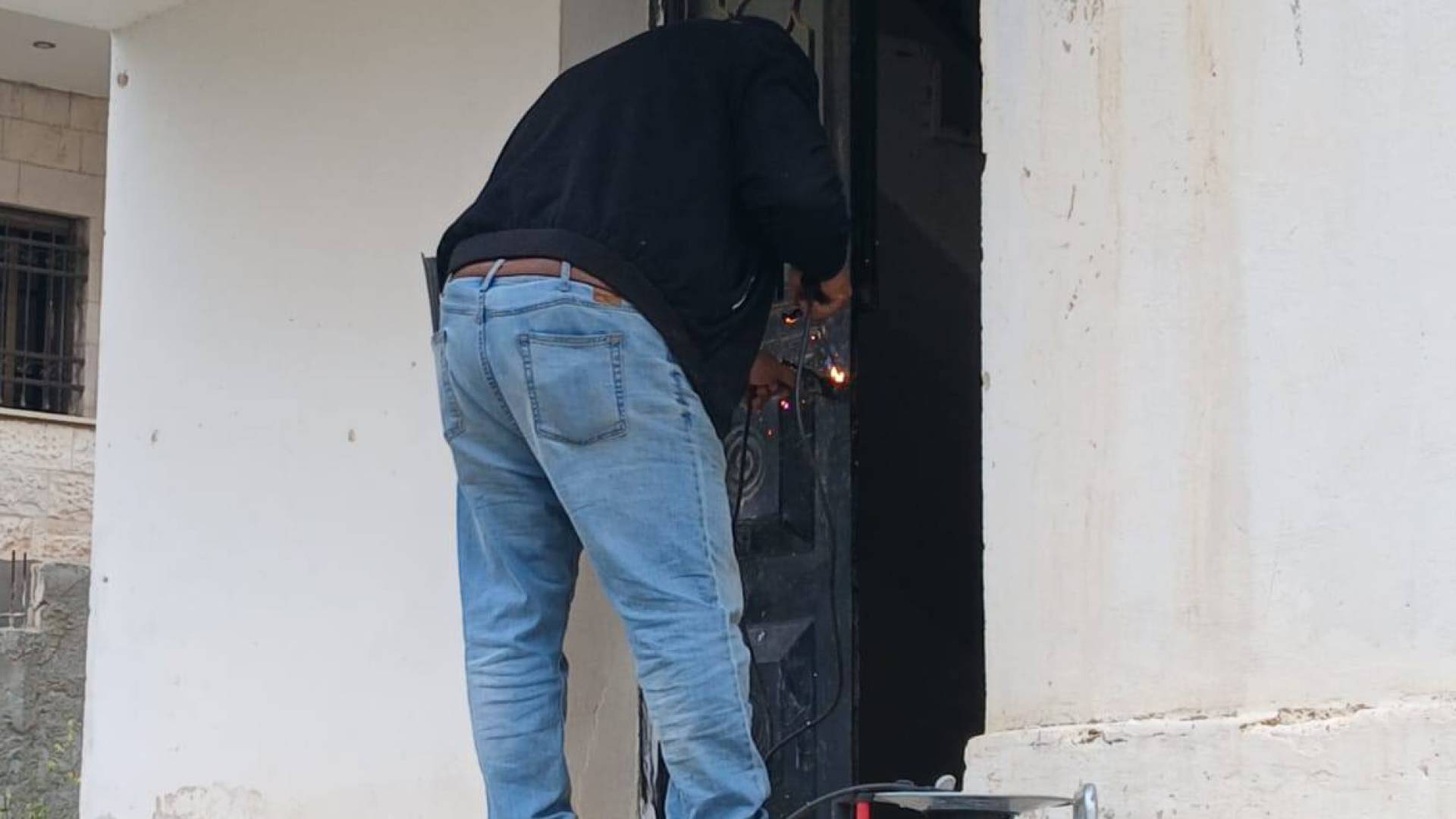 إغلاق عمارة مهجورة في جرش