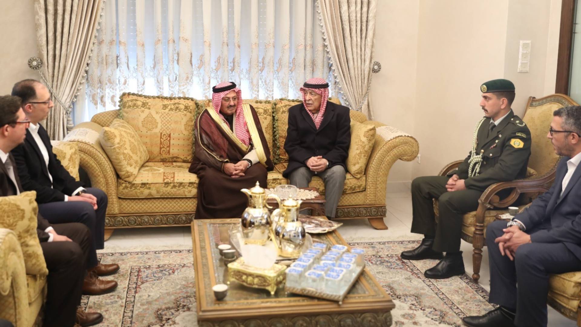 رئيس الديوان الملكي الهاشمي يوسف حسن العيسوي يقدم تعزية