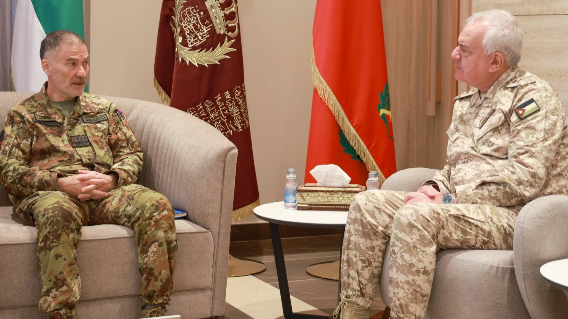 رئيس هيئة الأركان المشتركة اللواء الركن يوسف أحمد الحنيطي وقائد العمليات المشتركة بالجيش الإيطالي