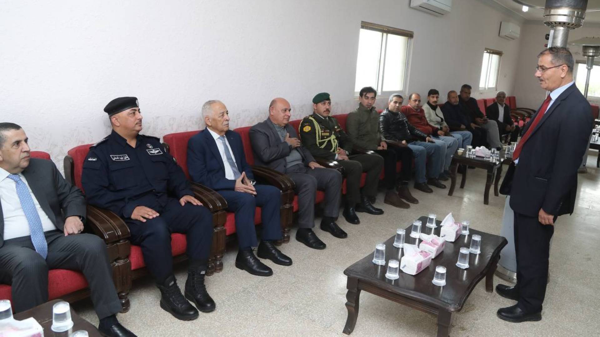 العيسوي أثناء تقديم واجب العزاء