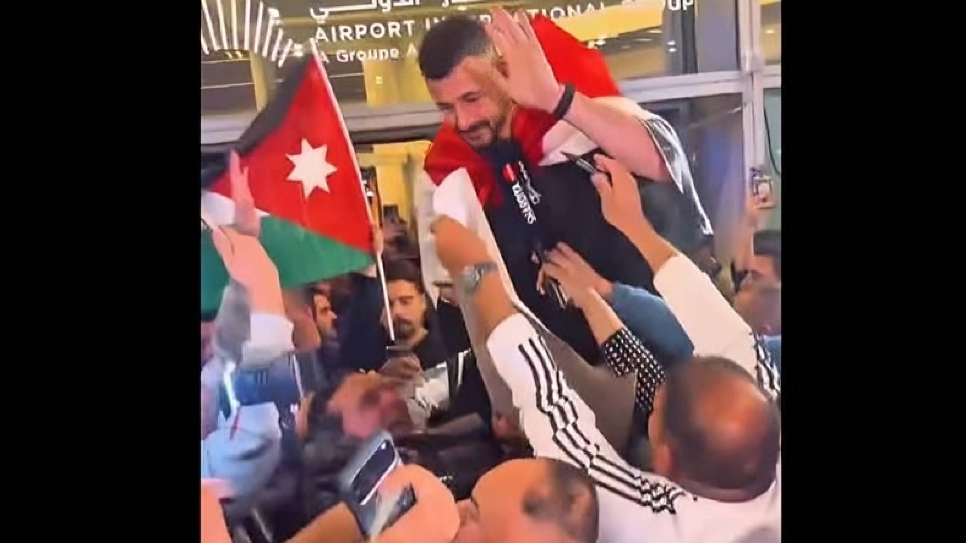 من  استقبال الأردنيين لمنتخب العراق في المطار