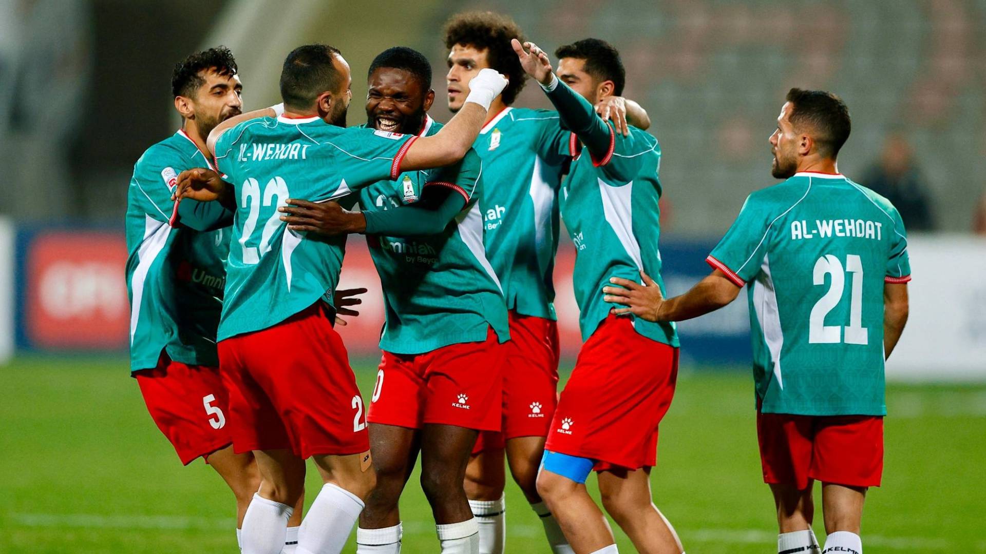 لاعبو الوحدات يحتفلون بهدف سابق