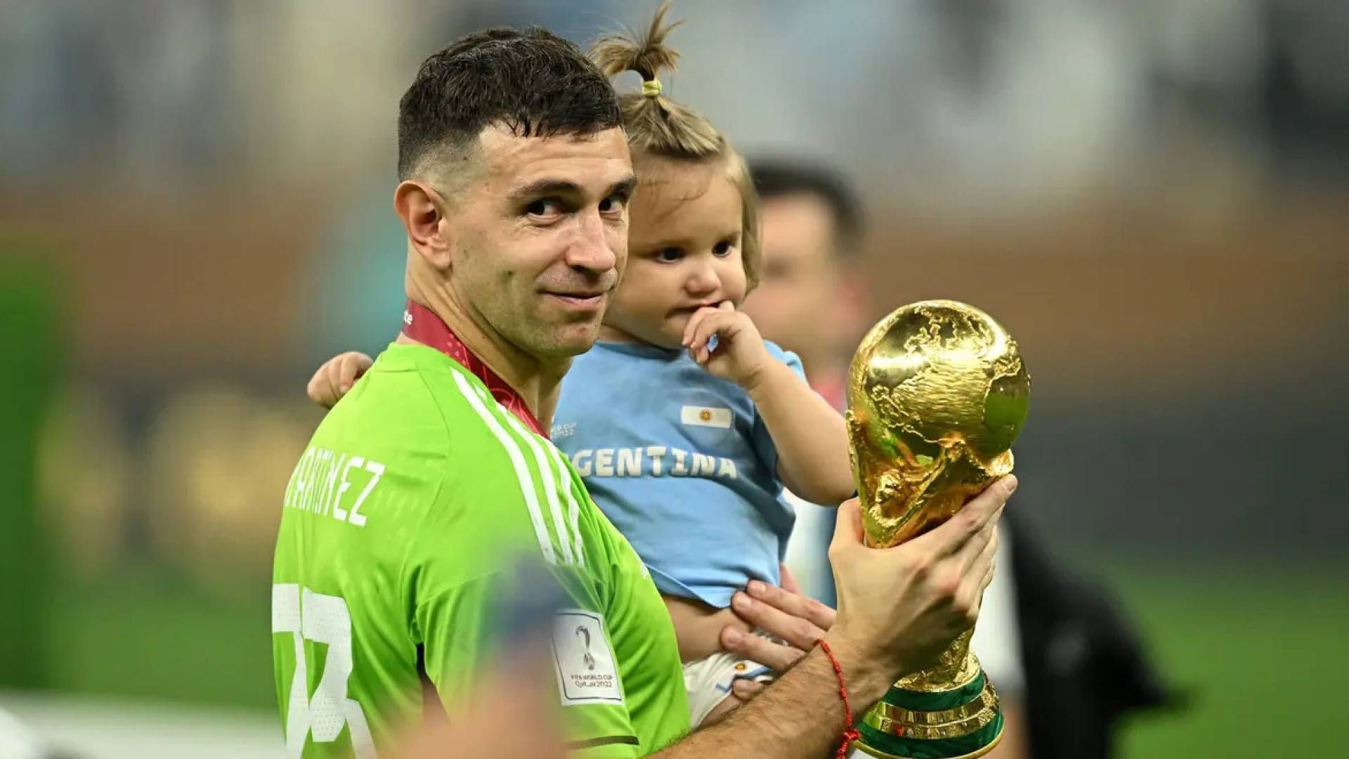 حارس المرمى الأرجنتيني إيميليانو مارتينيز وكأس المونديال الأخير