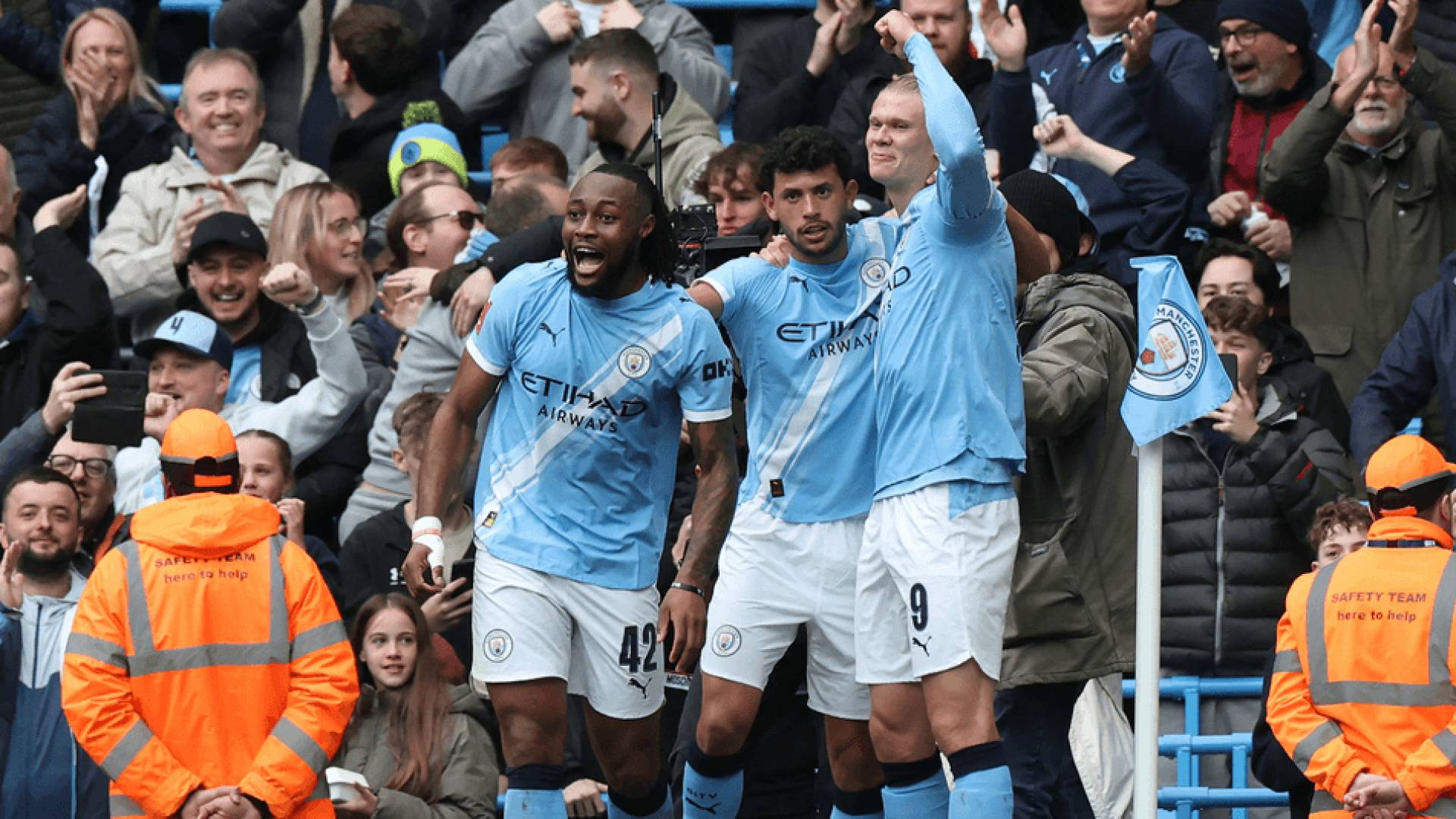 لاعبو مانشستر سيتي يحتفلون بهدف