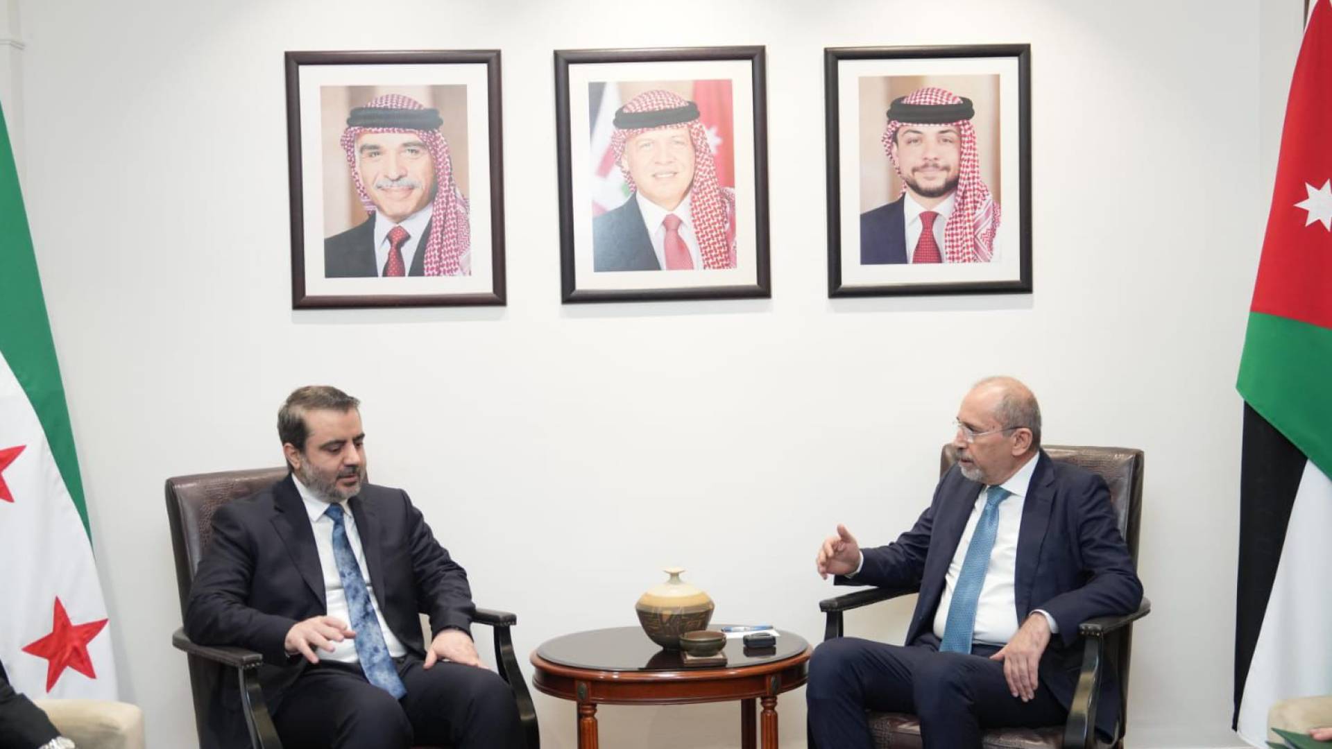 وزير الخارجية أيمن الصفدي ونظيره السوري أسعد الشيباني