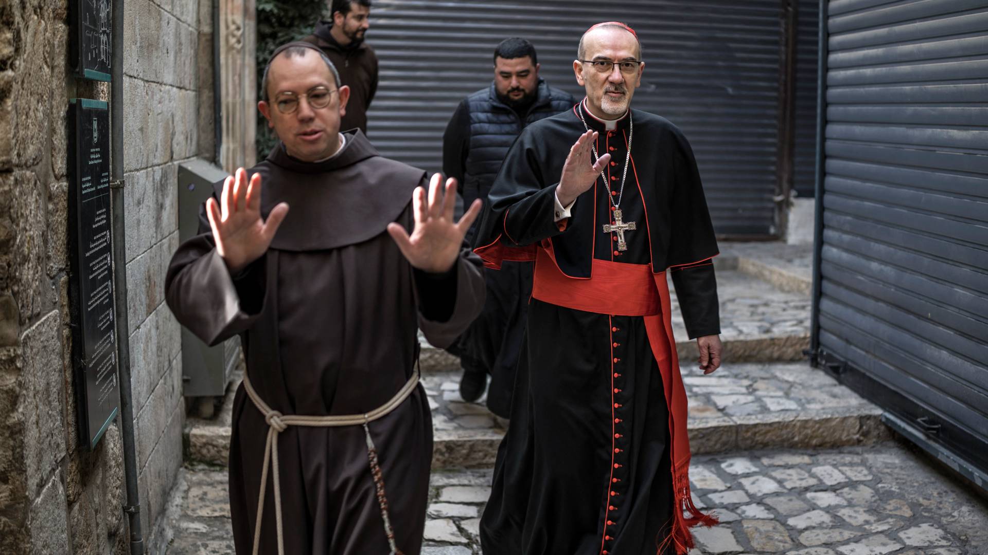 وسط قيود مشددة.. بطريرك القدس للاتين يحيي قداس "أحد الفصح" خلف أبواب مغلقة -فيديو