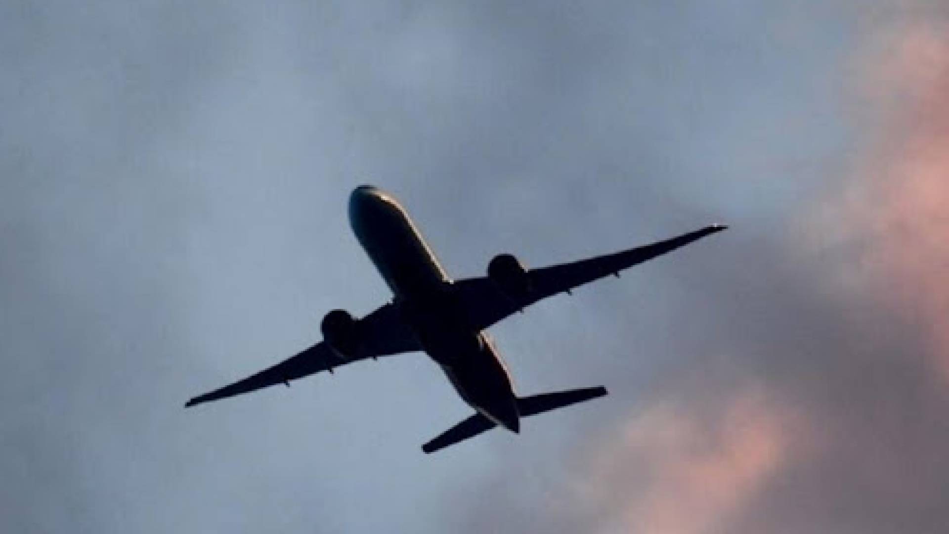 طائرة تحلق في السماء