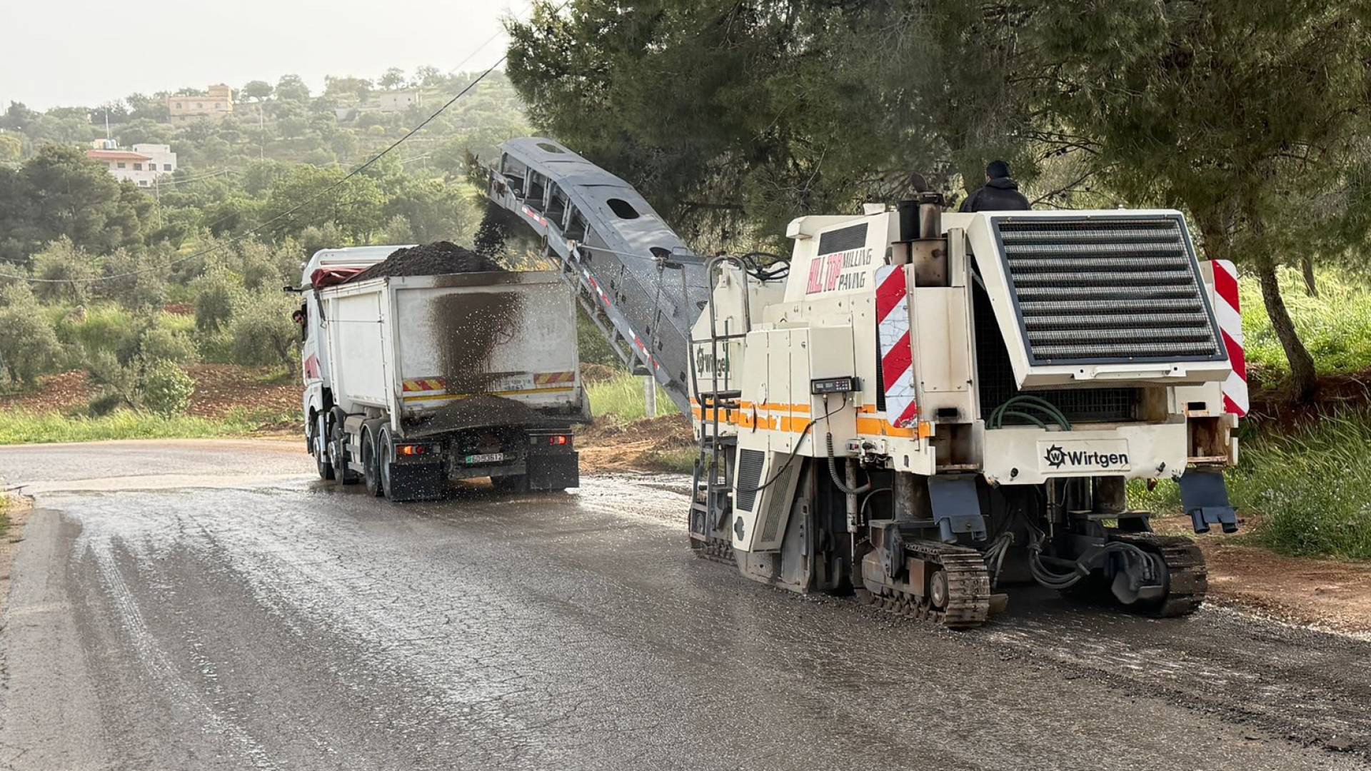 صيانة وتأهيل عدد من الطرق في محافظة الزرقاء