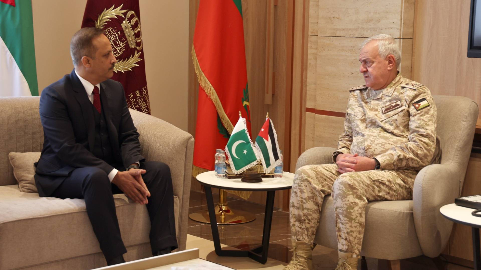 اللواء الركن الحنيطي يستقبل السفير الباكستاني في الأردن