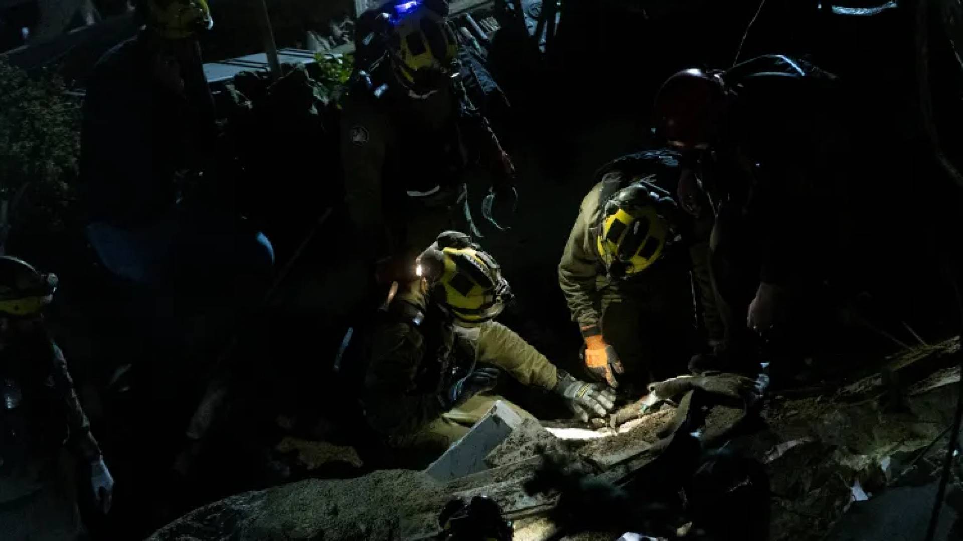 فرق إنقاذ الاحتلال تعمل بين أنقاض مبنى بحيفا بحثا عن مفقودين بعد قصف صاروخي إيراني