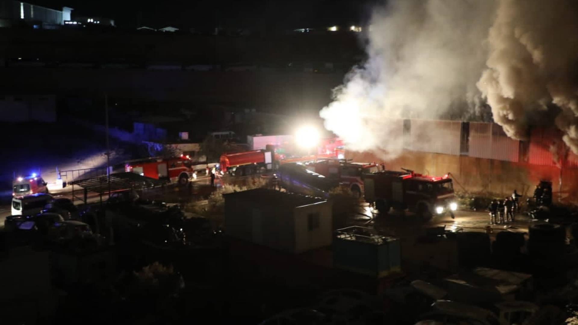 حريق "هنجر البهارات" في إربد.. الدفاع المدني يسيطر على النيران ويسعف 13 مصابا