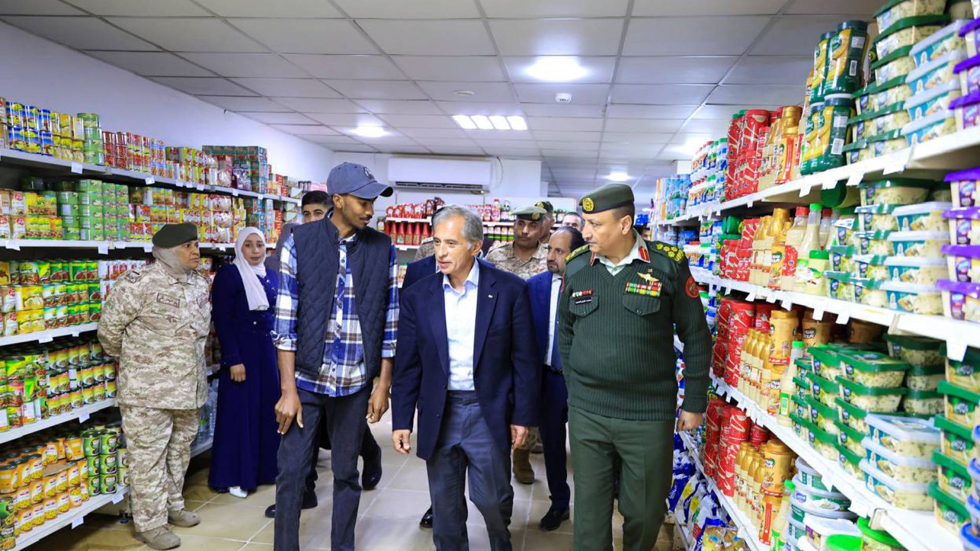 رئيس الوزراء يجري جولة تفقدية في الجنوب