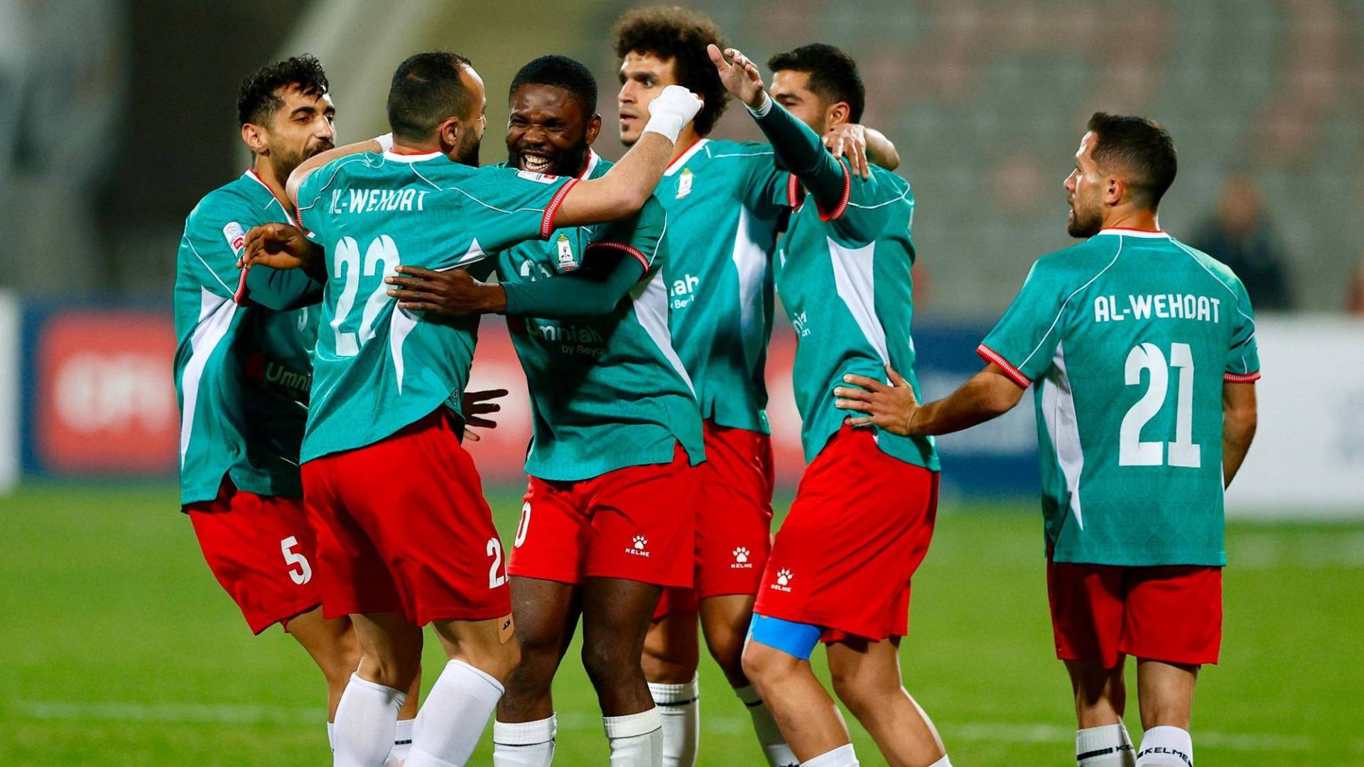 لاعبو الوحدات يحتفلون بهدف سابق