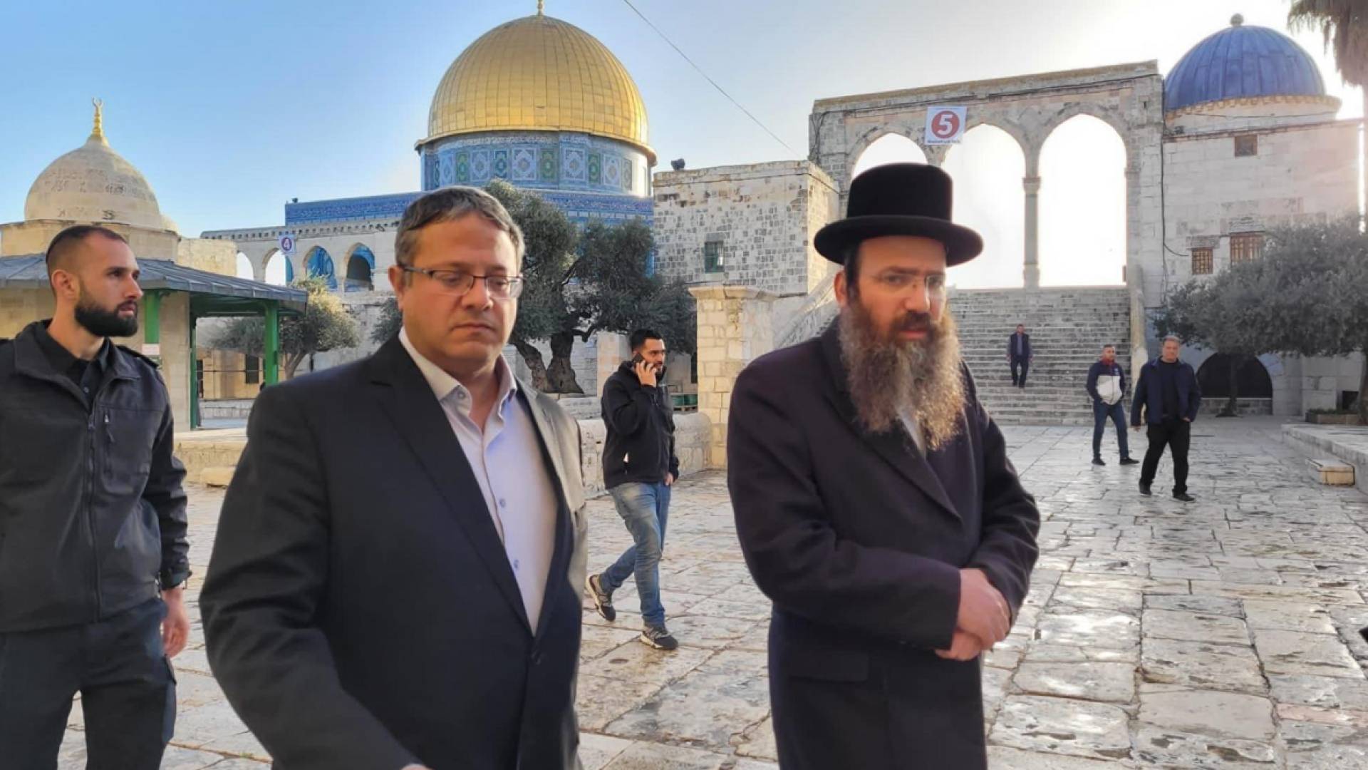 وزير الامن القومي للاحتلال بن غفير يقتحم المسجد الأقصى