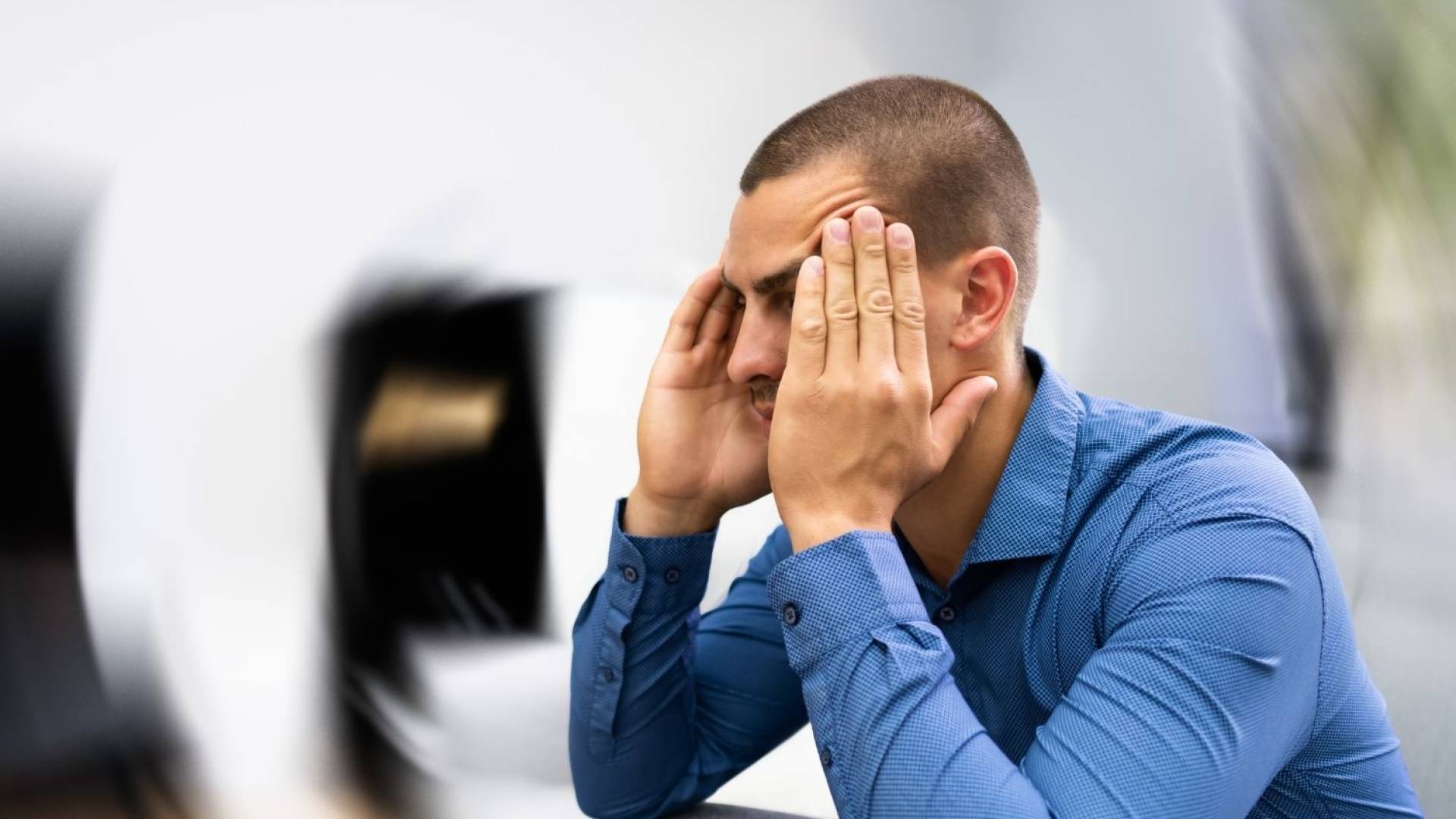 شخص يعاني من الصداع