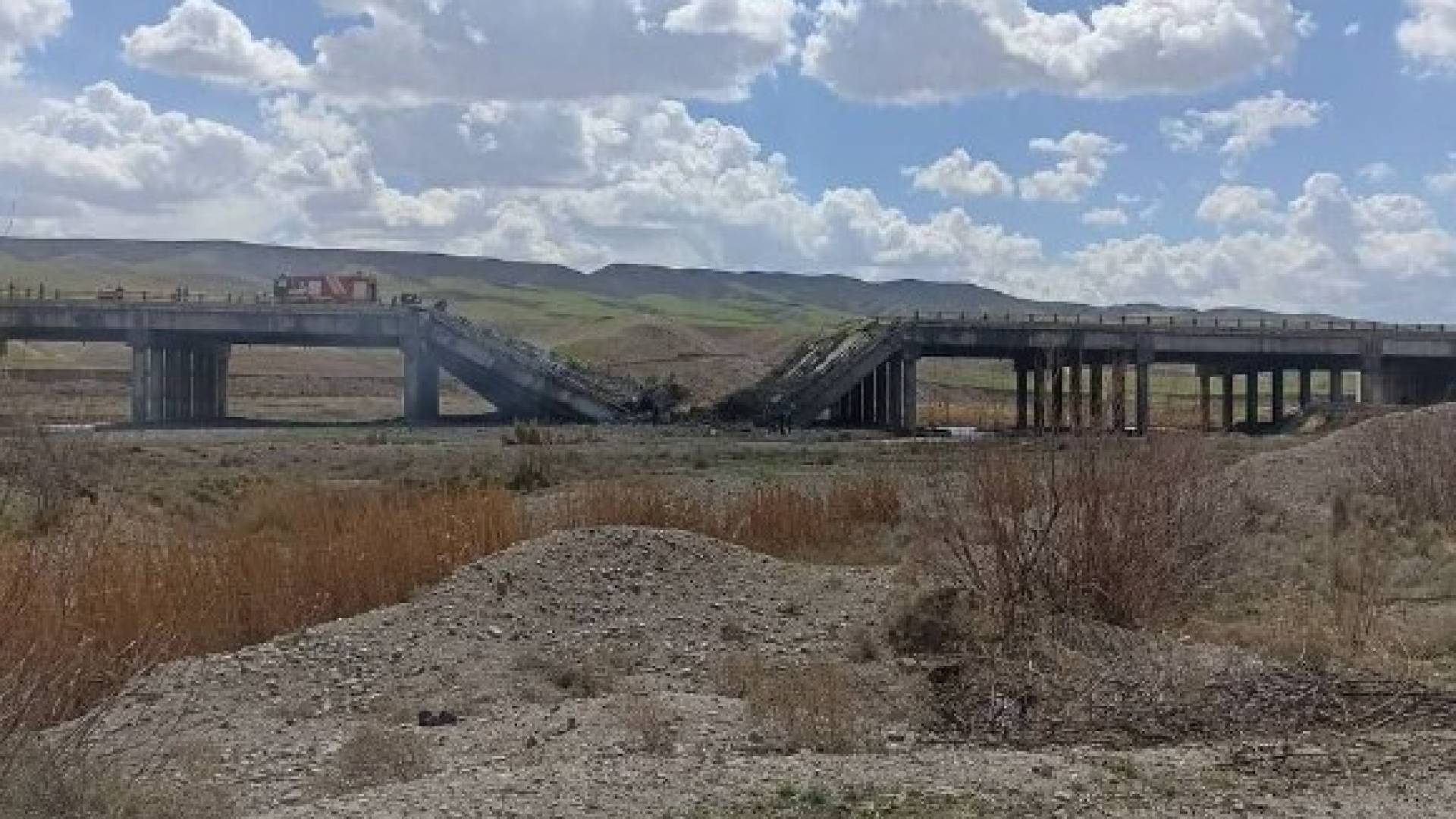 استهداف جسر وسكك حديدة في إيران