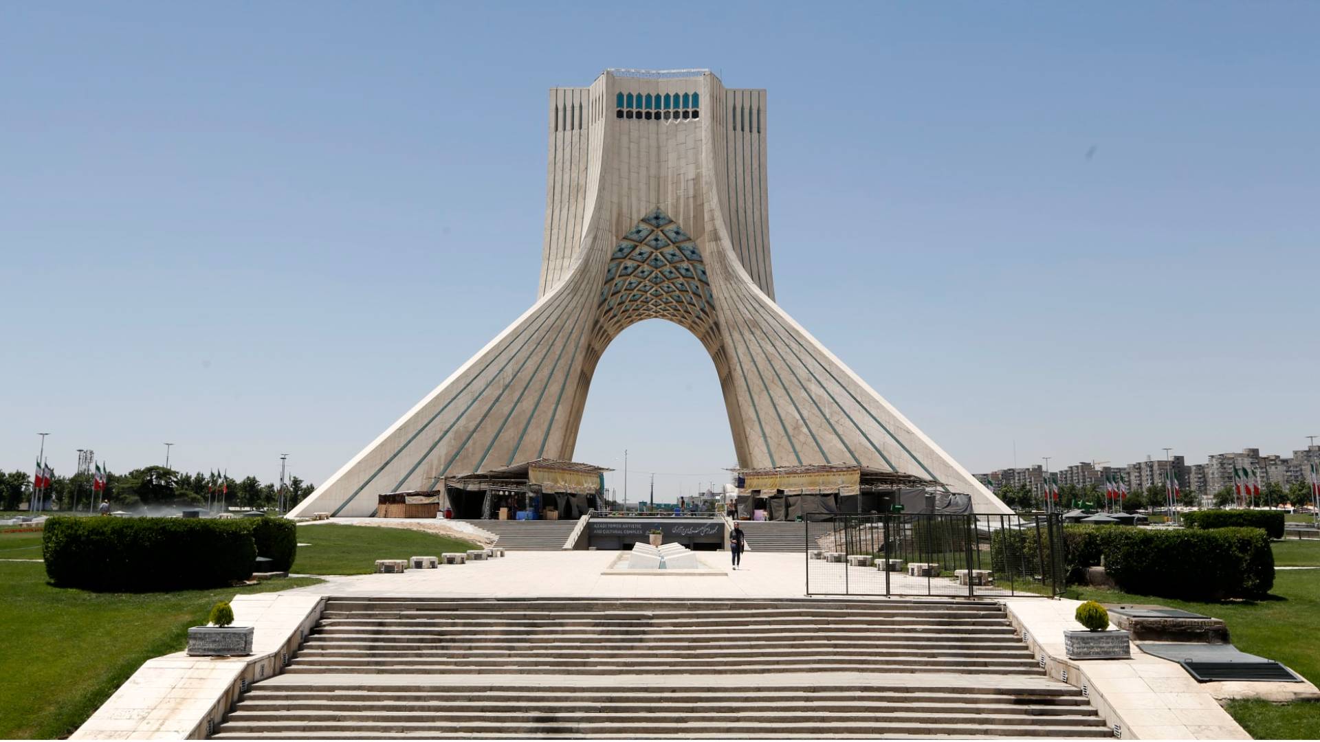 برج آزادي معلم معماري يقع عند مدخل العاصمة الإيرانية طهران
