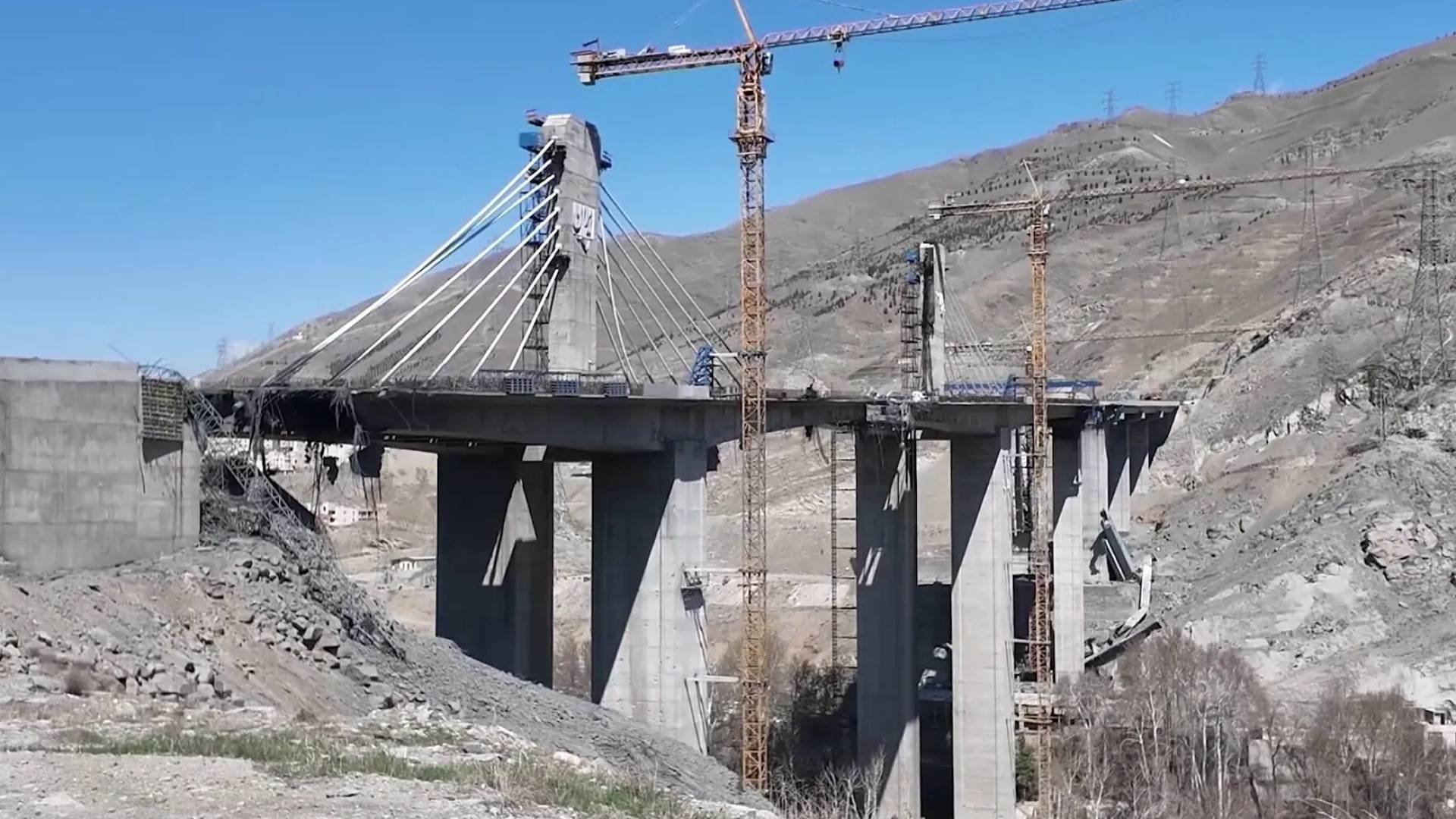 الجيش "الإسرائيلي" يعلن استهداف 8 مقاطع من جسور حيوية في إيران لقطع إمدادات السلاح