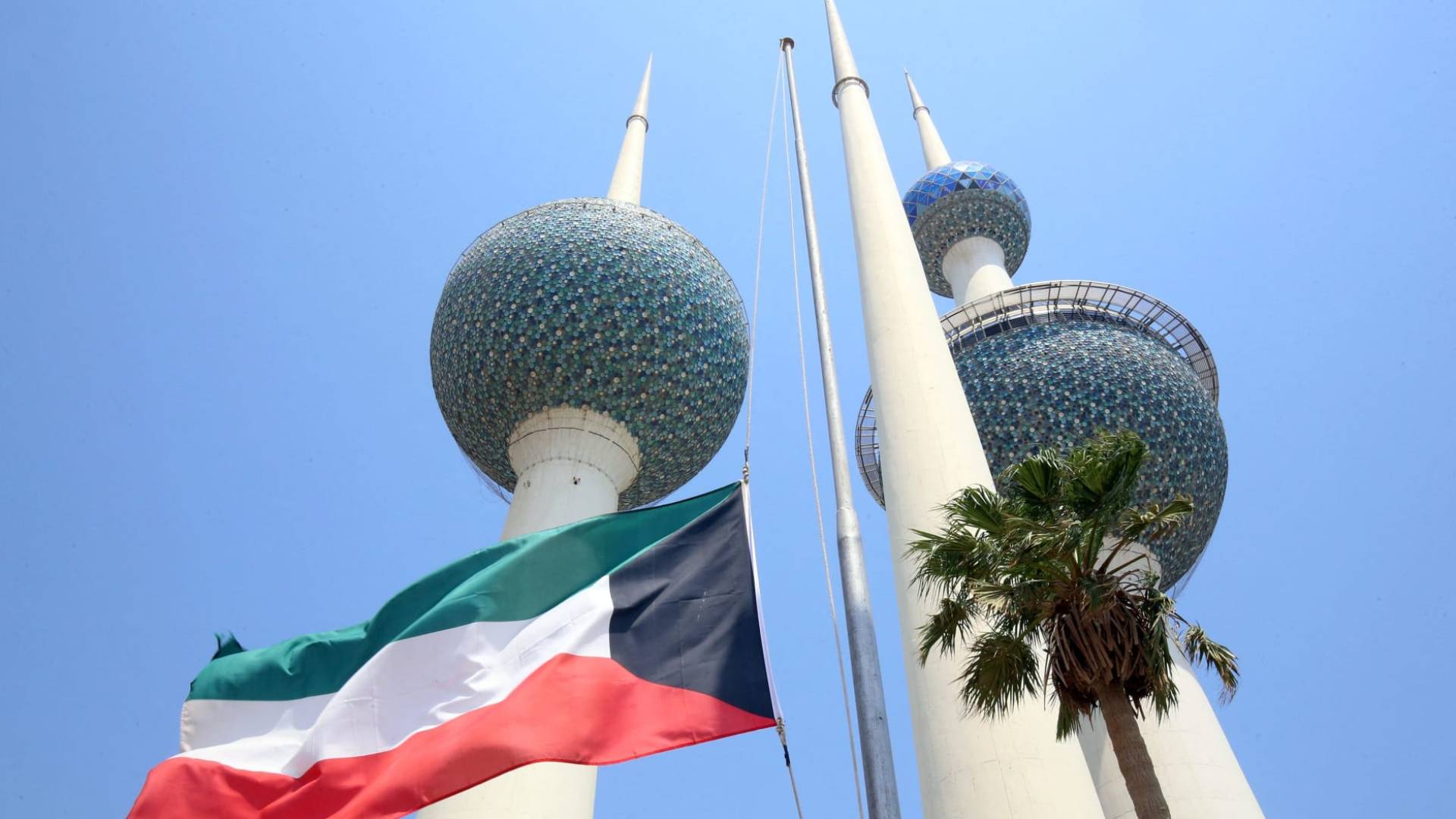 الداخلية الكويتية: نهيب بالمواطنين والمقيمين البقاء بالمنازل من منتصف الليل إلى ٦ من صباح غد كإجراء احترازي