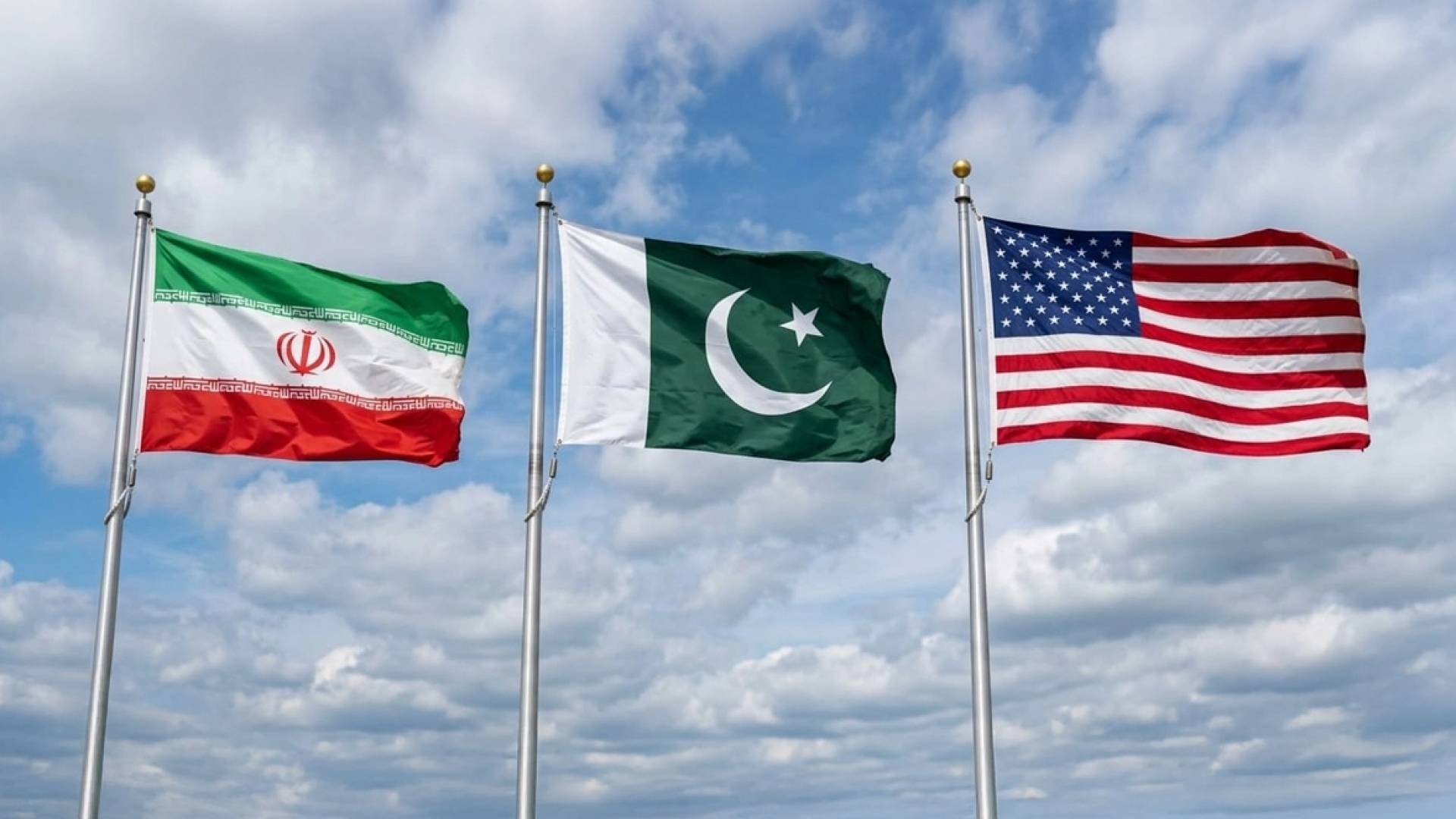 أعلام امريكا و إيران و باكستان