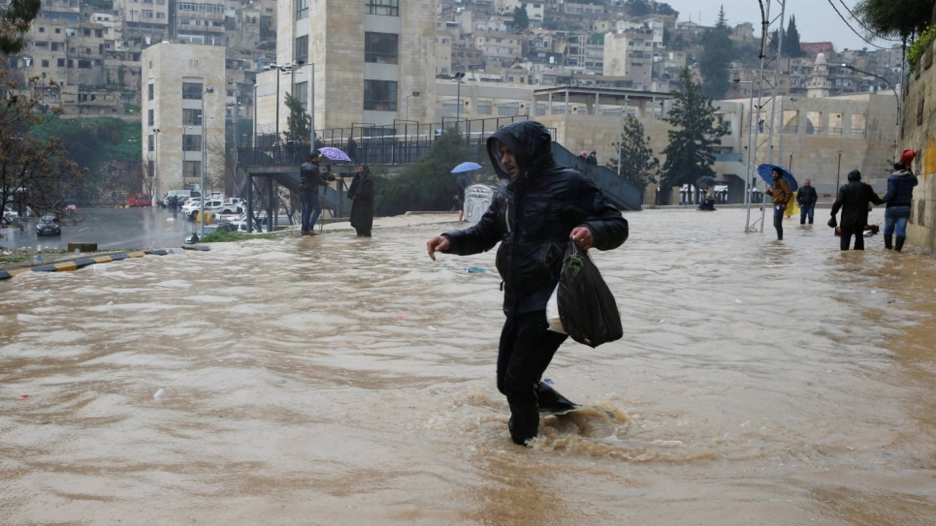 تشكل السيول بسبب الأمطار في الاردن