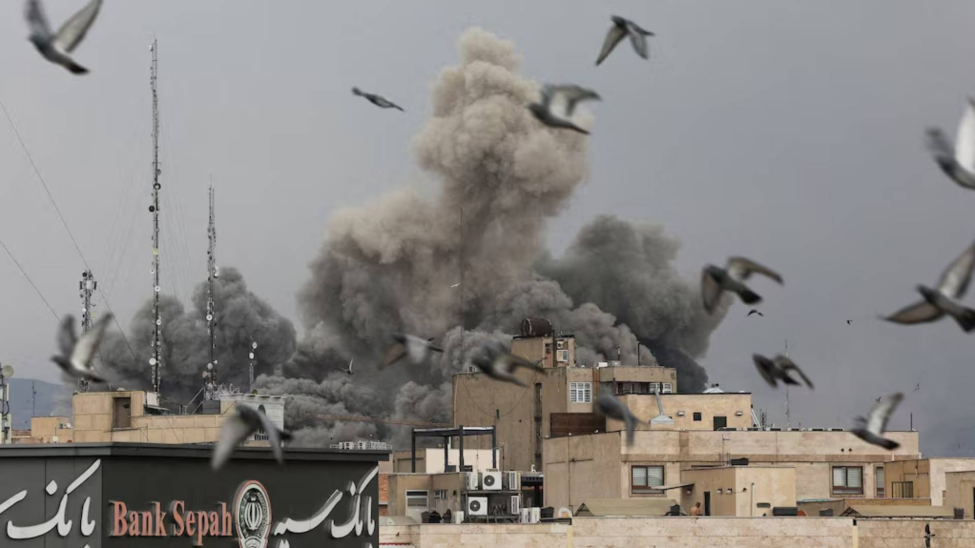 تصاعد الأدخنة في طهران