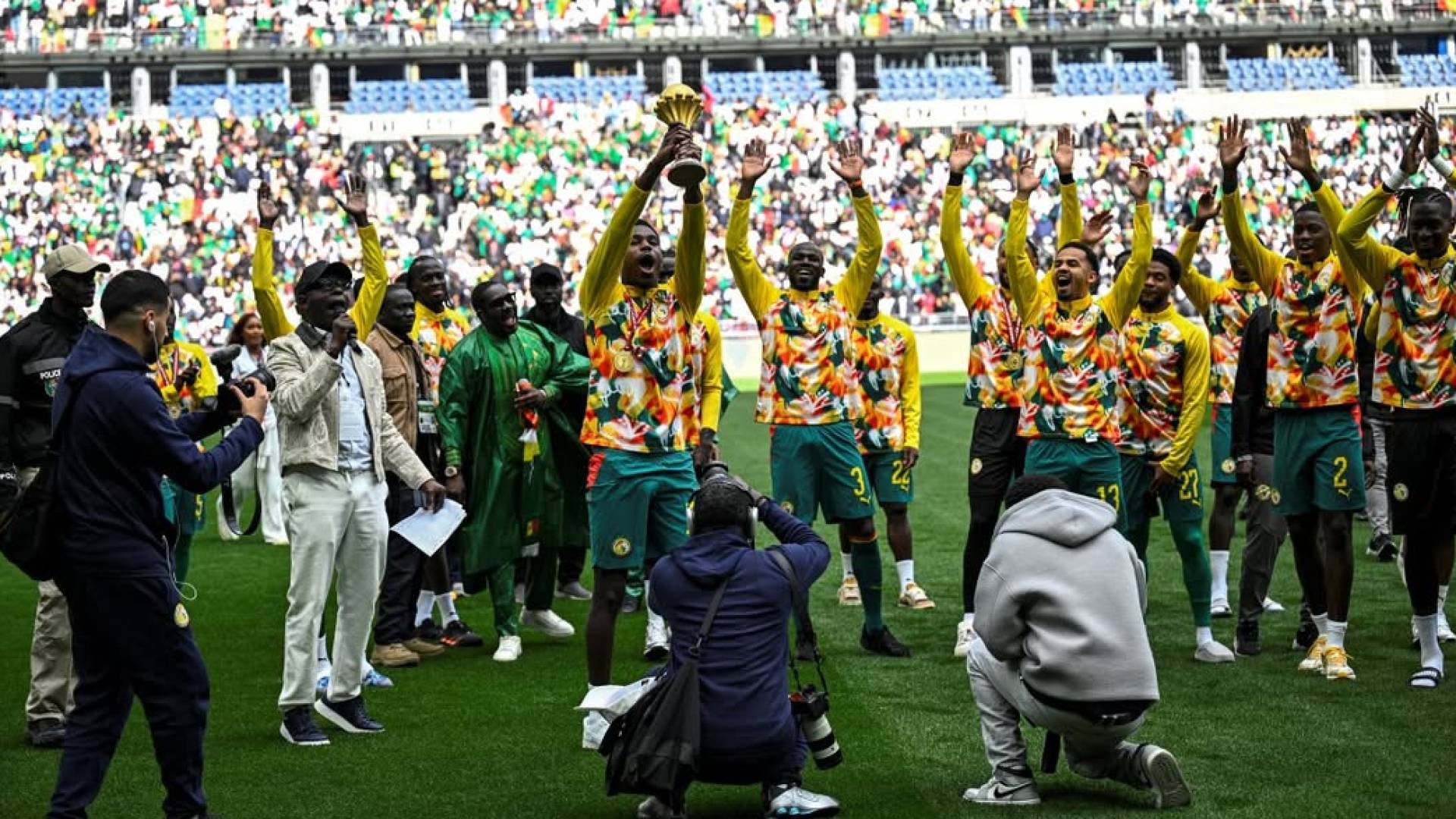 لاعبو السنغال يحتفلون بكأس أمم أفريقيا