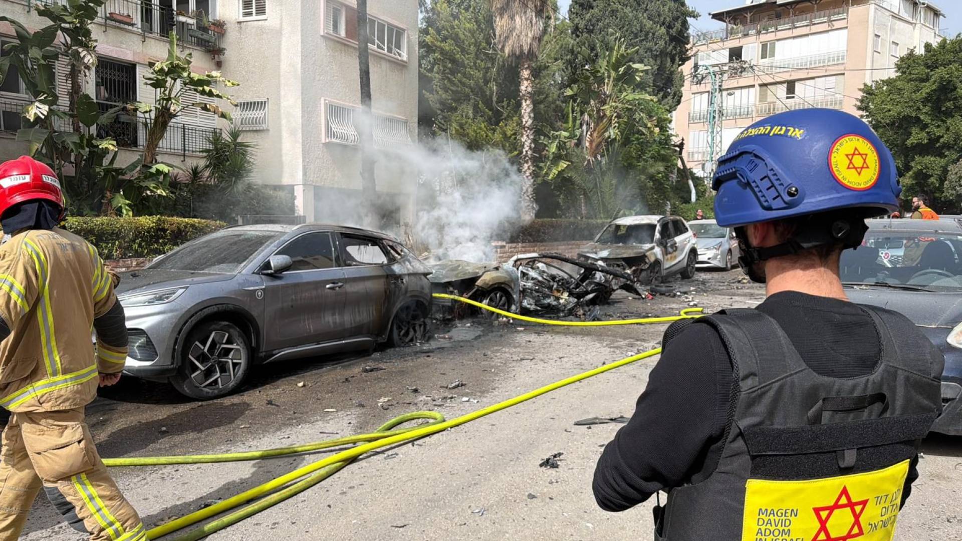 حريق سيارة في تل أبييب جراء شضايا صواريخ إيرانية