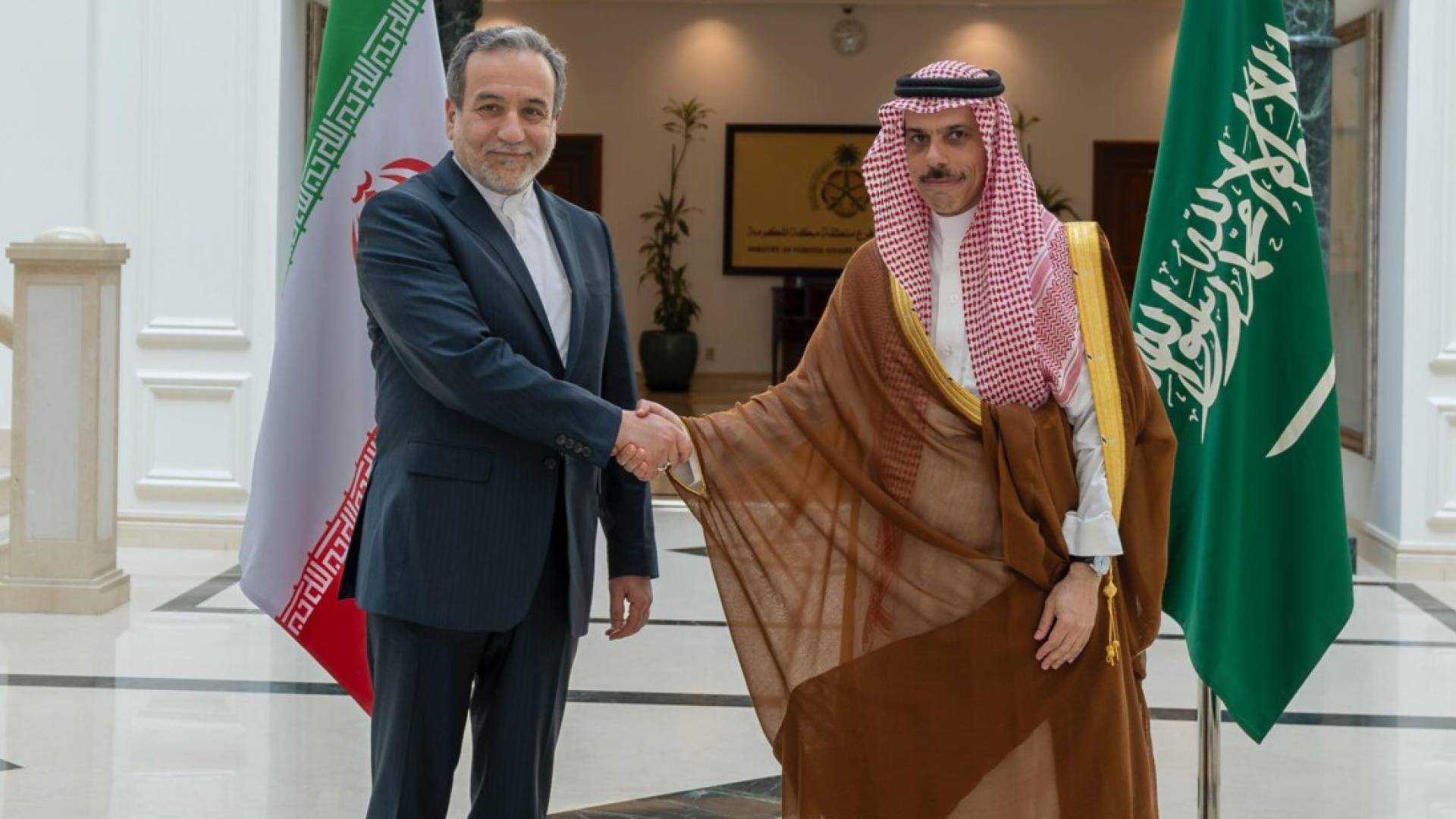 وزير خارجية تركيا عباس عراقجي  و نظيرة السعودي فيصل بن فرحان