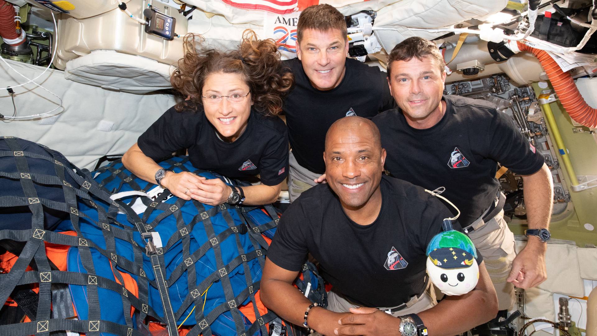 هبوط رواد فضاء مهمة "ارتيميس 2" إلى القمر في مياه المحيط الهادي