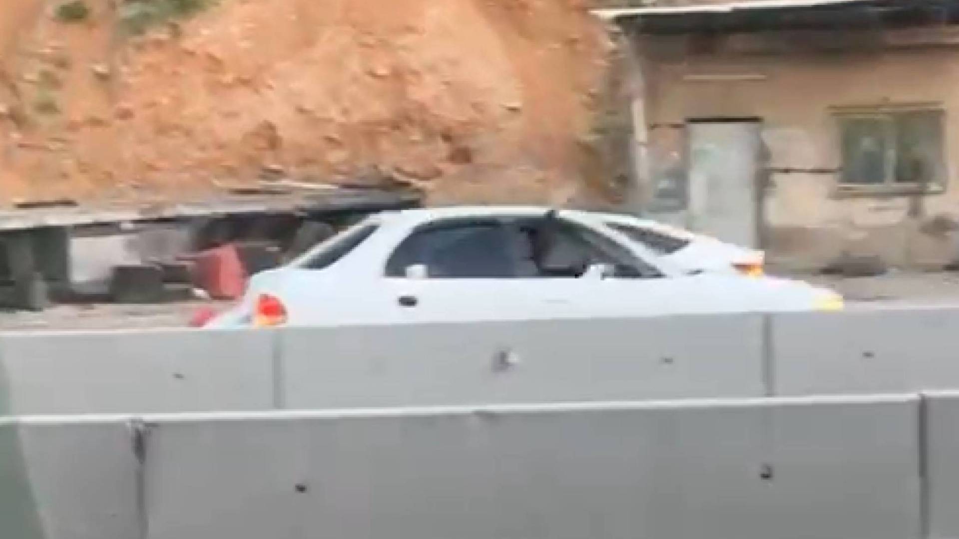 مركبة تسلك طريقا معاكسا