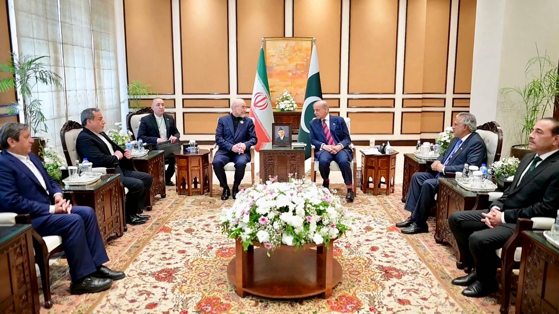 جانب من لقاء رئيس الوزراء الباكستاني مع الوفد الإيراني