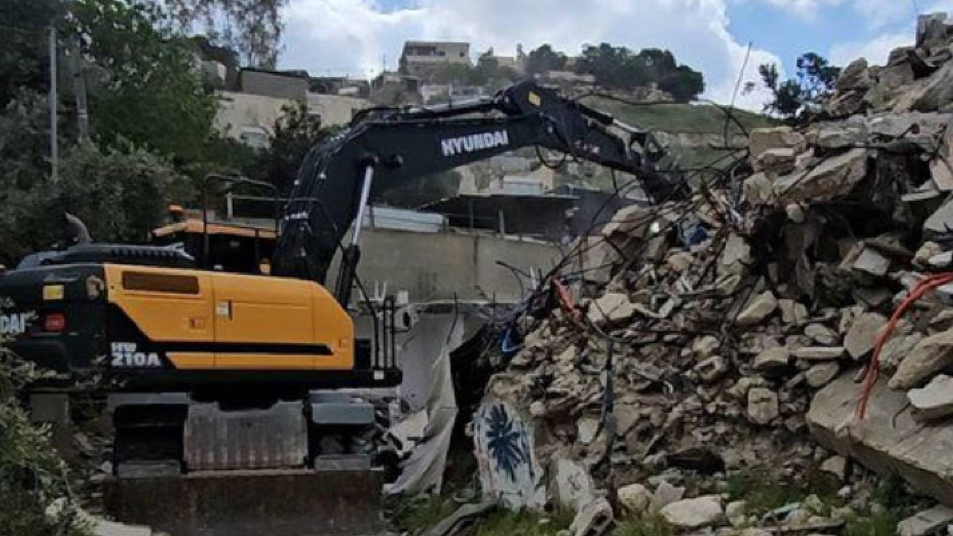 صورة من عملية الهدم