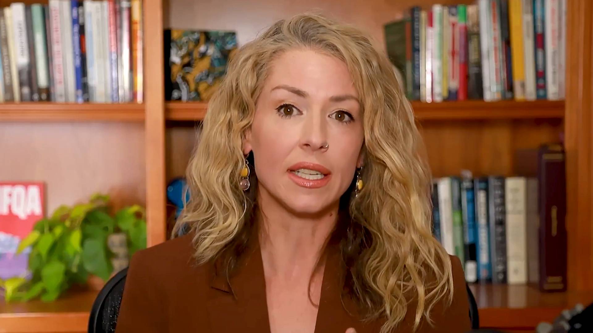 الصحفية والمخرجة الأميركية، آبي مارتن