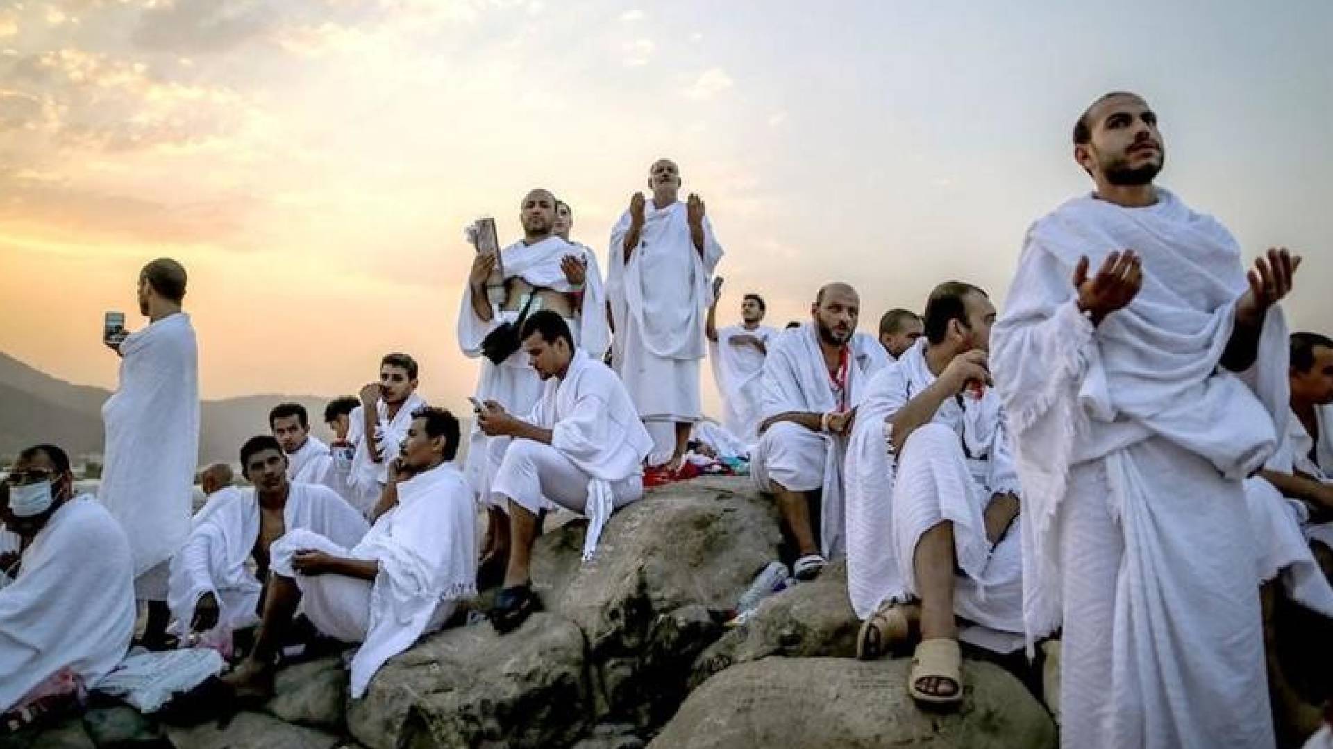 حجاج يقفون على جبل عرفة
