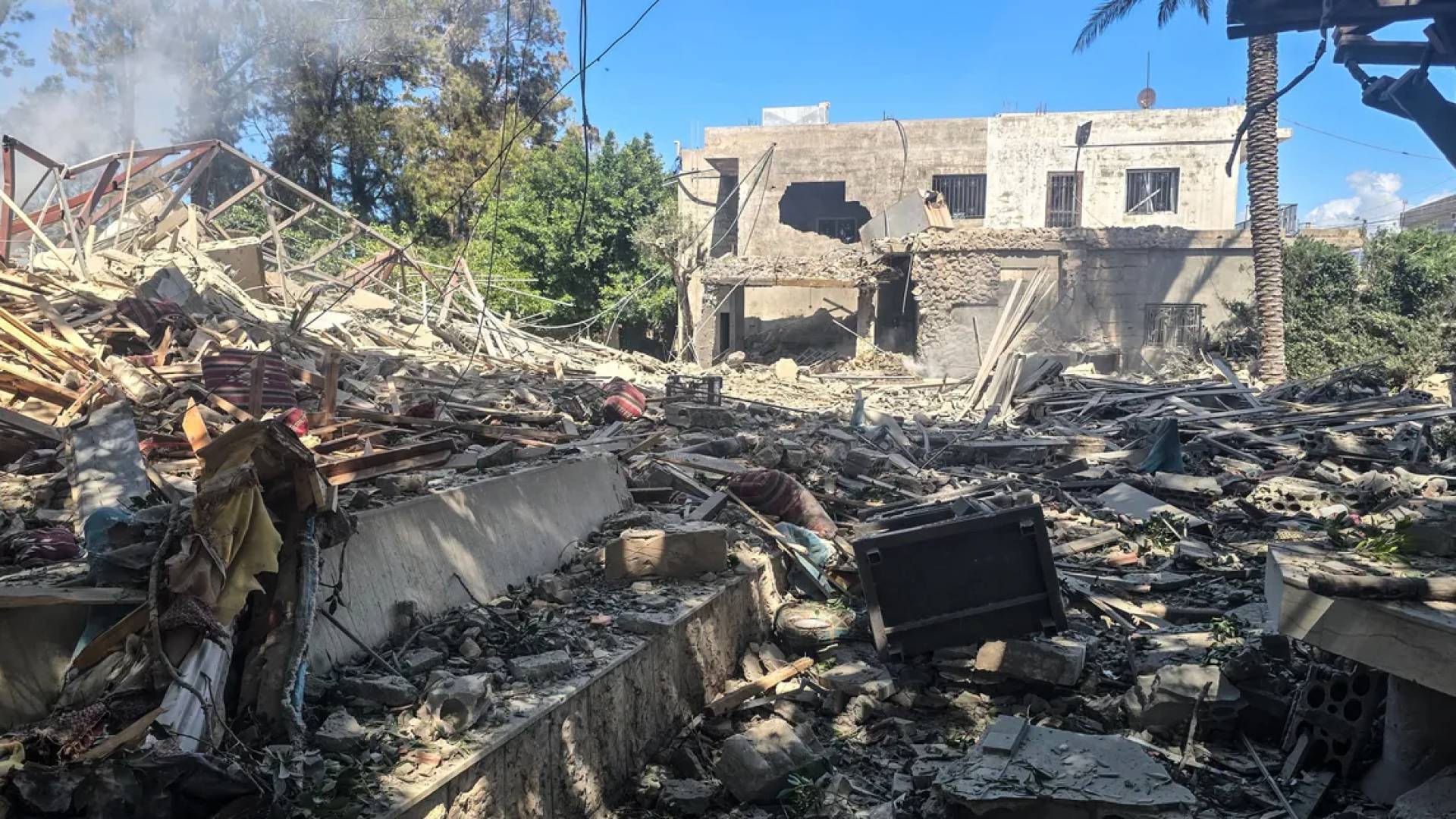 آثار غارة الاحتلال على إحدى قرى صور بجنوب لبنان