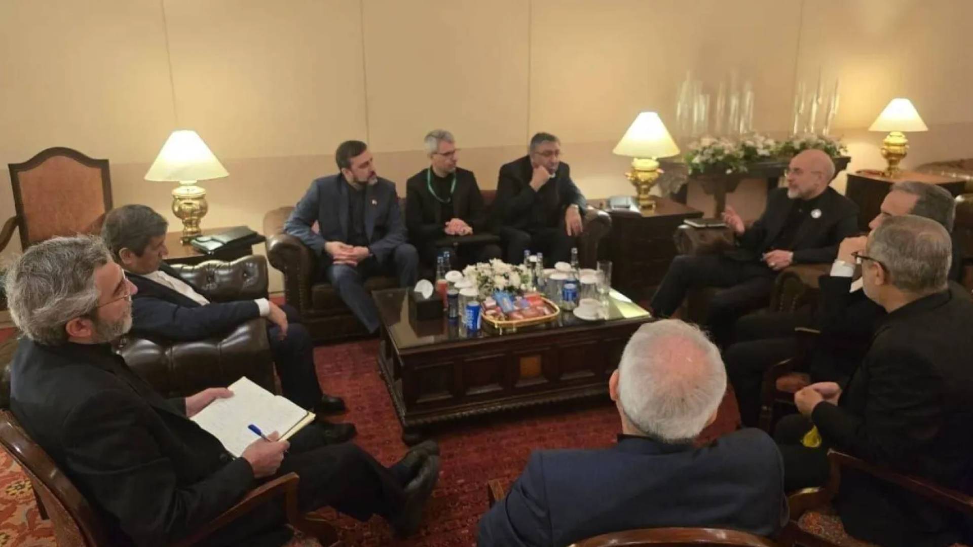 صورة من اجتماع الوفد الإيراني على هامش محادثات باكستان