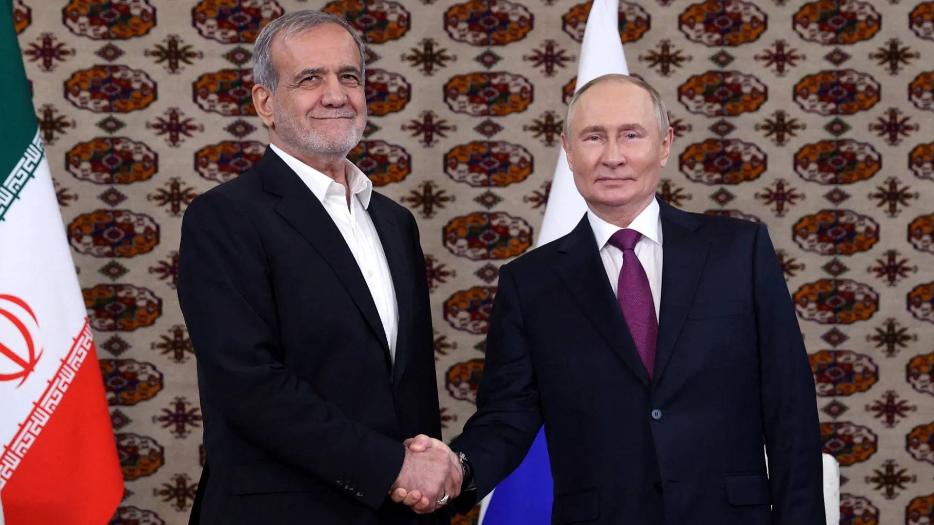 الرئيس الإيراني، مسعود بزشكيان و الرئيس الروسي فلاديمير بوتين